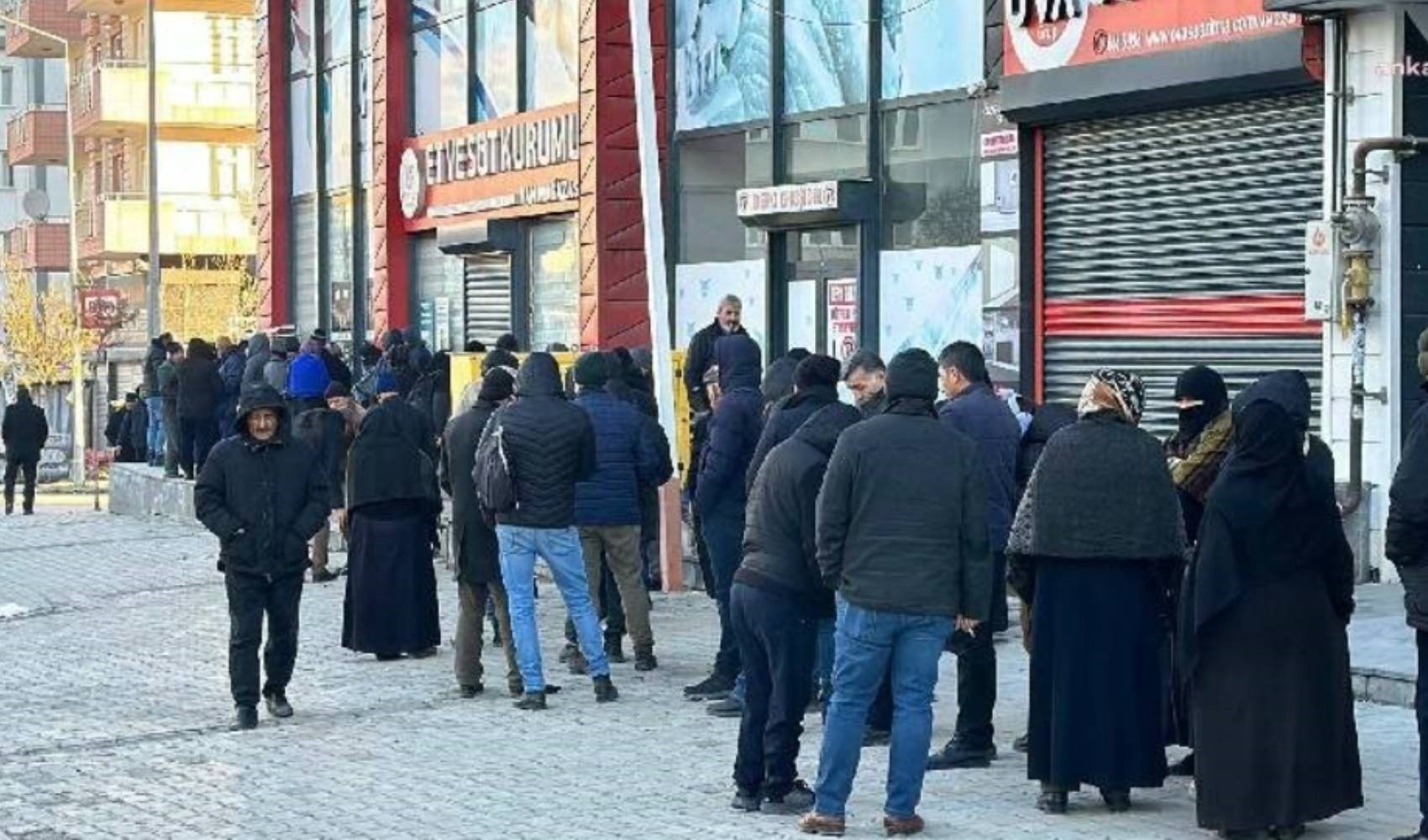 Sabahın erken saatlerinde 'ucuz et' kuyruğu: 'Emeklilerin bir tabutu ve mezarı eksik'