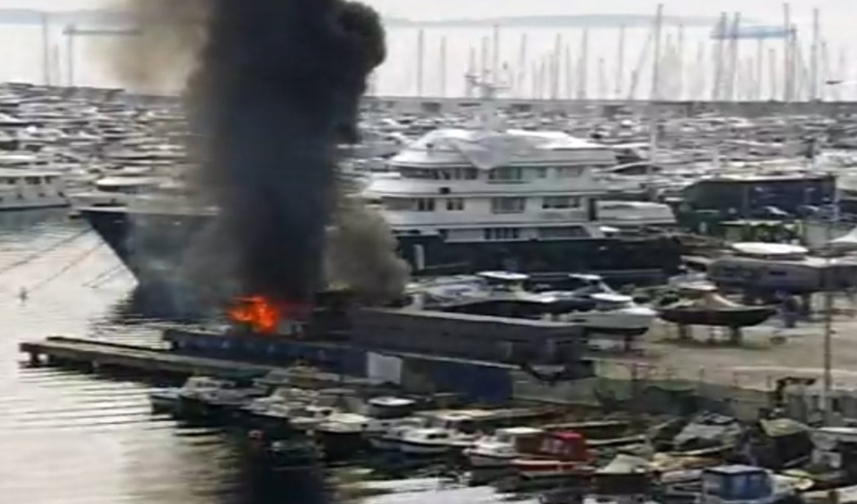 Pendik Marina'da yangın: Ekiplerin müdahalesi sonucu söndürüldü