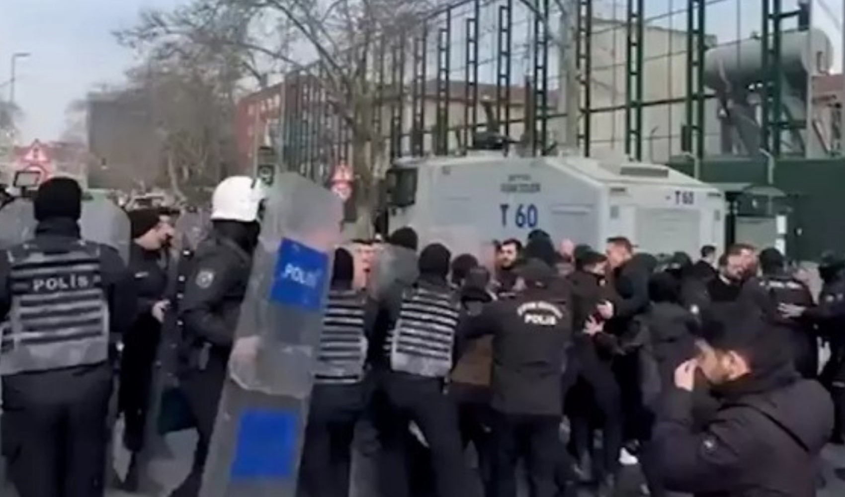 Son Dakika: Çağlayan'da CHP'lilere biber gazıyla müdahale! Polis TOMA ile yolu kapattı, ortalık karıştı