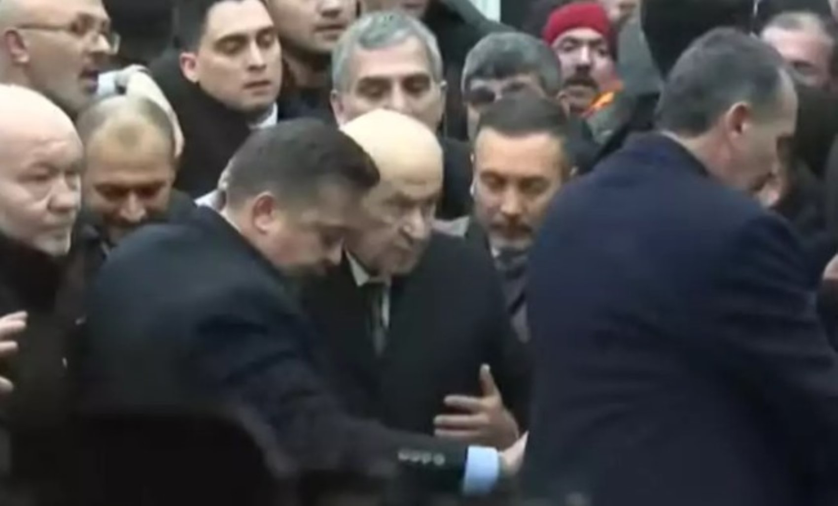 Devlet Bahçeli ha gettato terra sulla tomba durante il funerale di Ferdi Tayfur