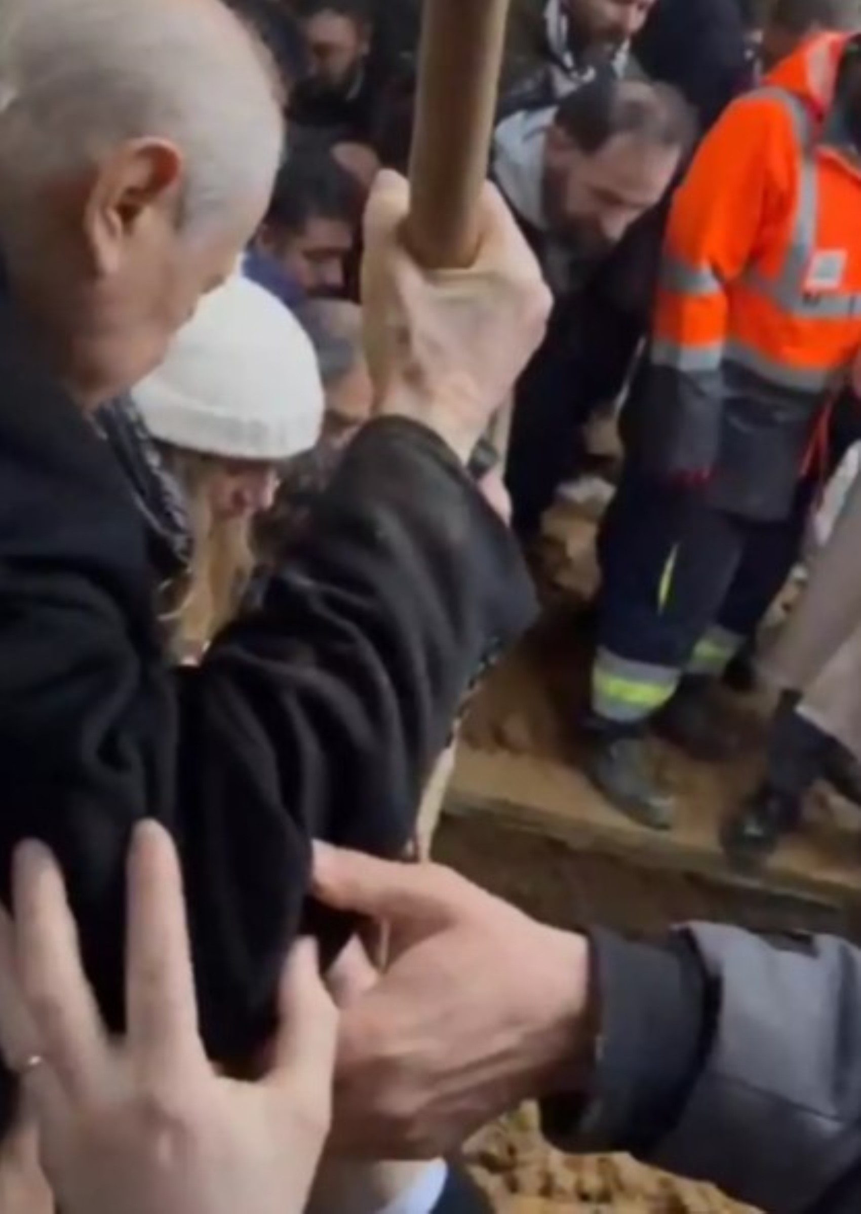 Devlet Bahçeli ha gettato terra sulla tomba durante il funerale di Ferdi Tayfur