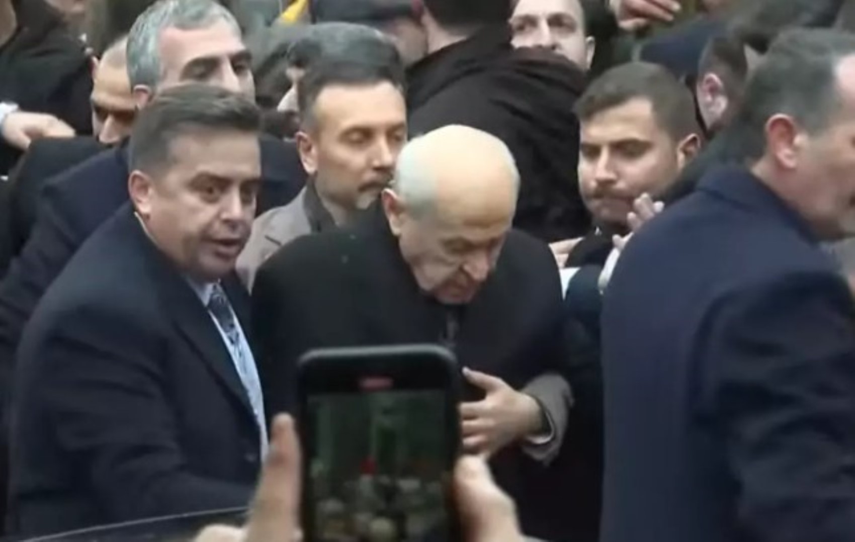 Devlet Bahçeli ha gettato terra sulla tomba durante il funerale di Ferdi Tayfur