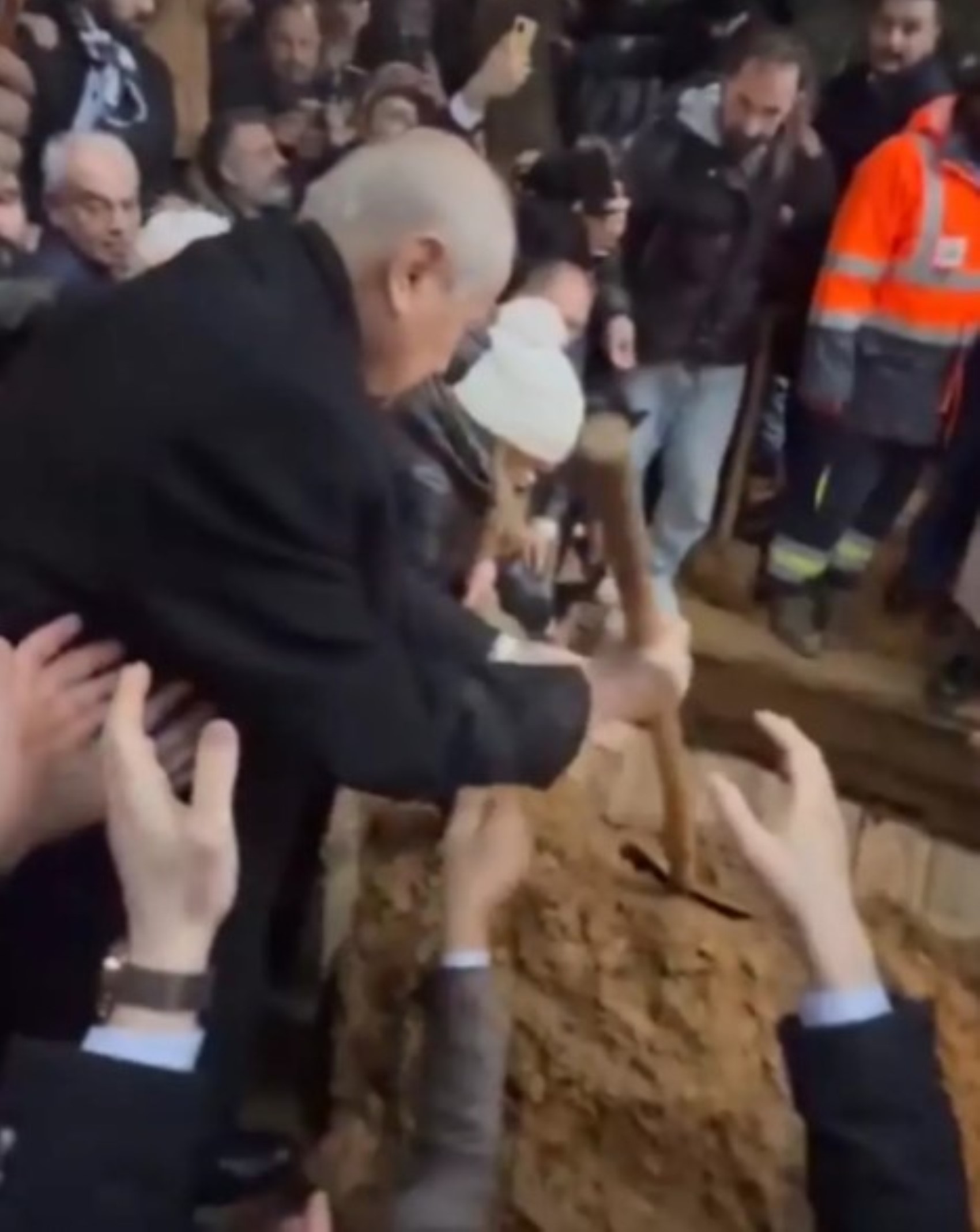 Devlet Bahçeli ha gettato terra sulla tomba durante il funerale di Ferdi Tayfur