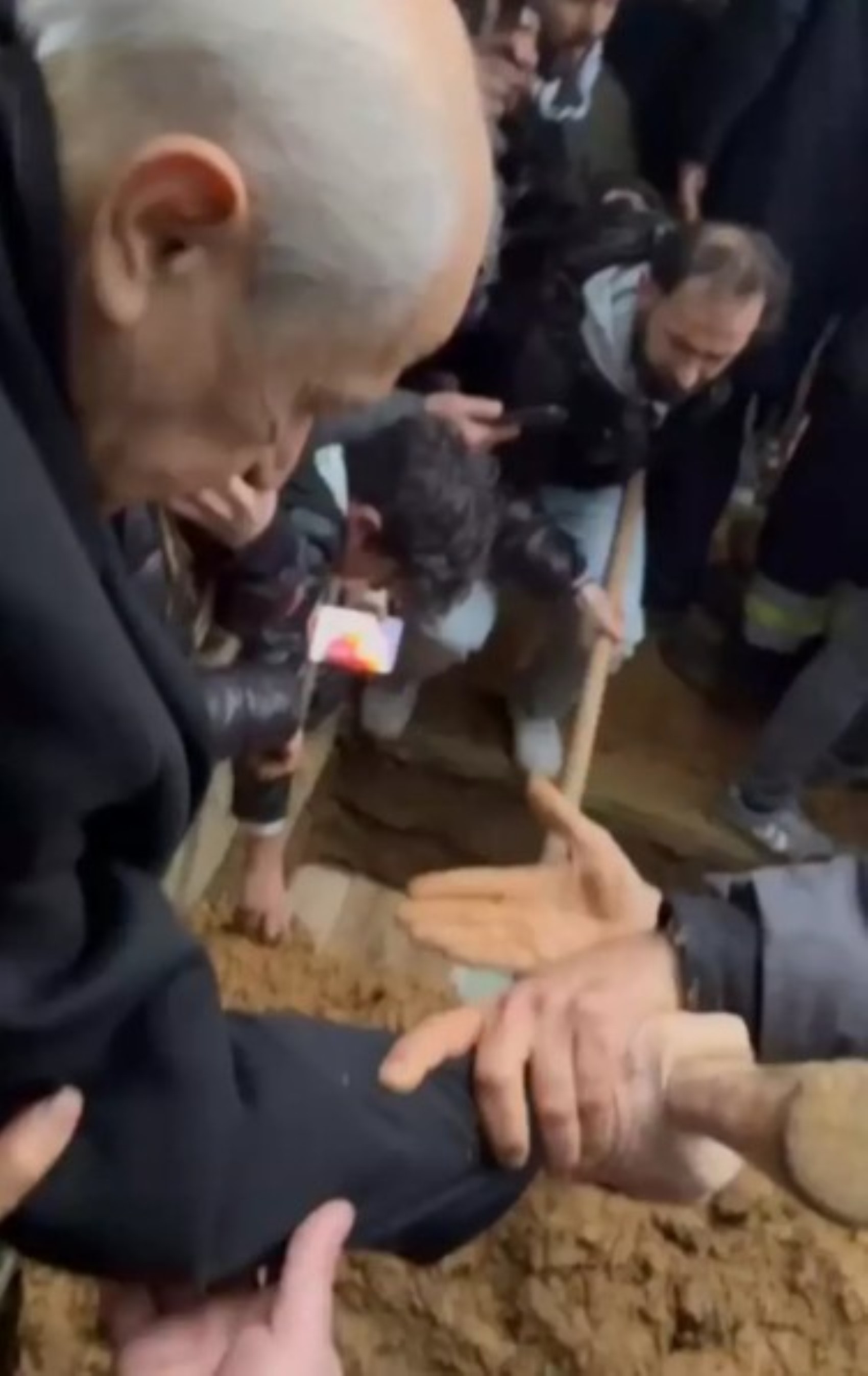 Devlet Bahçeli ha gettato terra sulla tomba durante il funerale di Ferdi Tayfur
