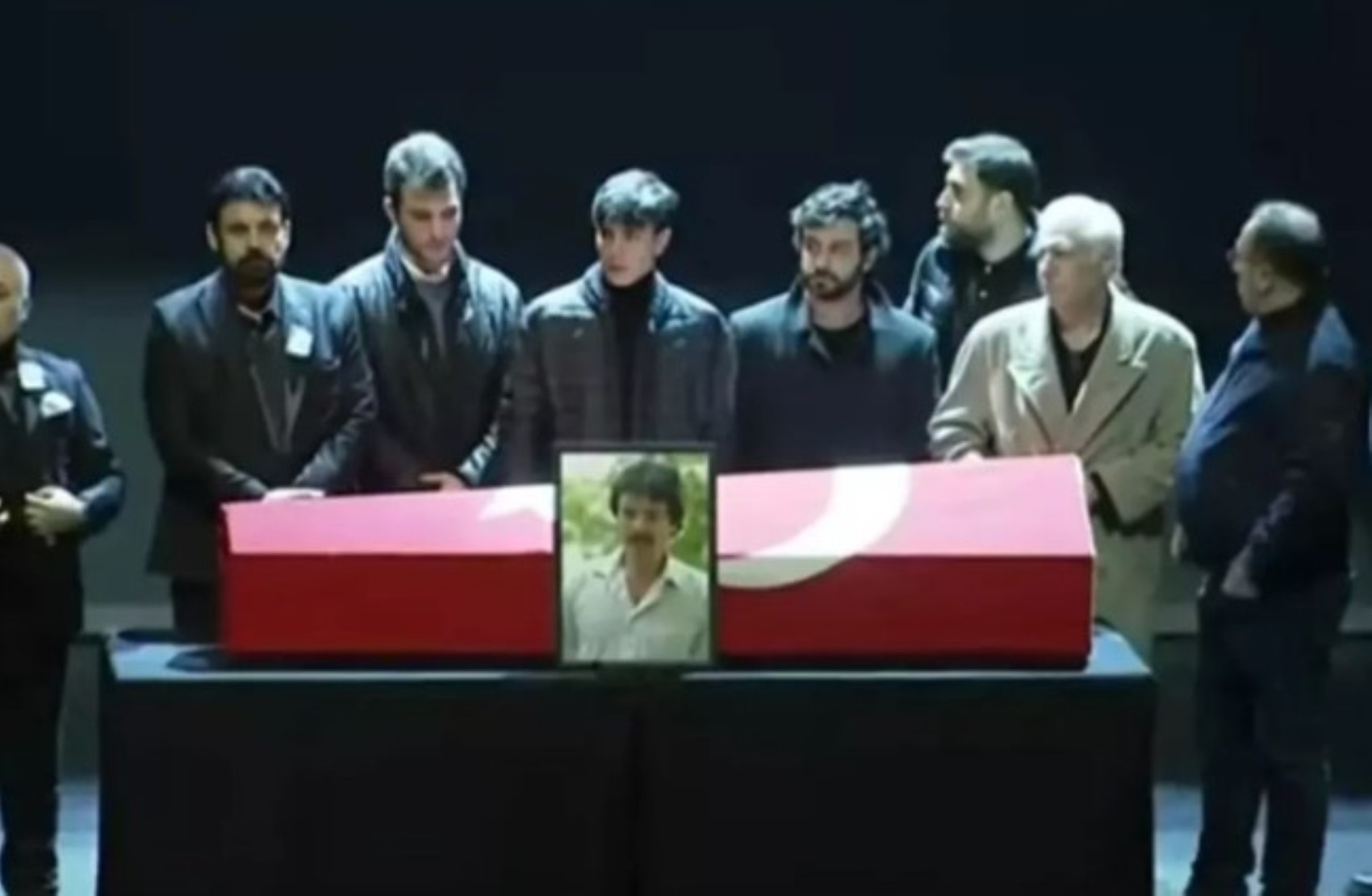Devlet Bahçeli ha gettato terra sulla tomba durante il funerale di Ferdi Tayfur