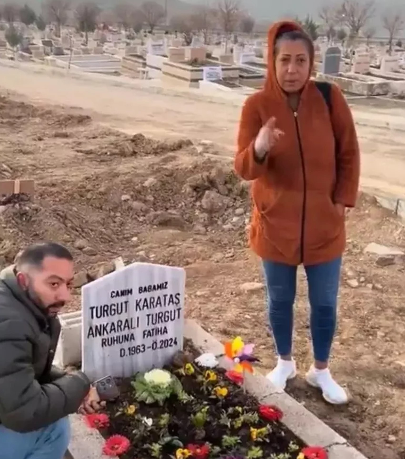 Ankaralı Turgut'un kızları arasında mezarlık krizi! 'Babamız' olarak değiştirdi