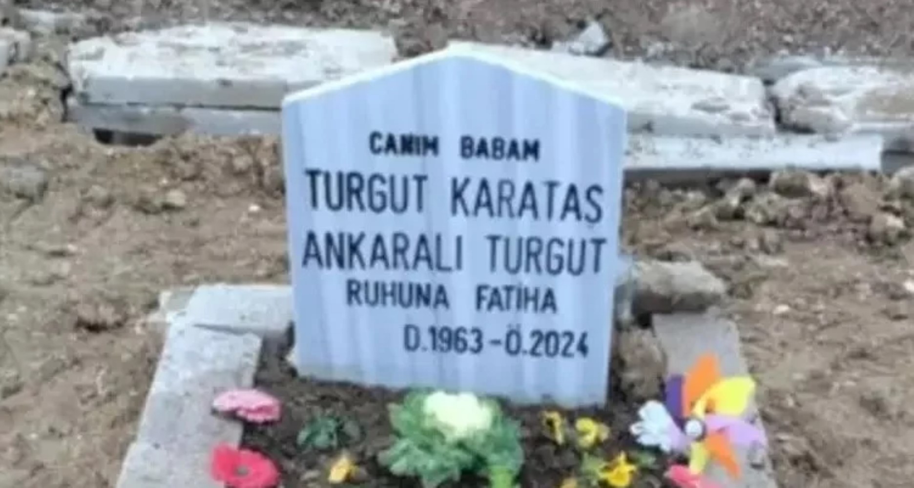 Ankaralı Turgut'un kızları arasında mezarlık krizi! 'Babamız' olarak değiştirdi