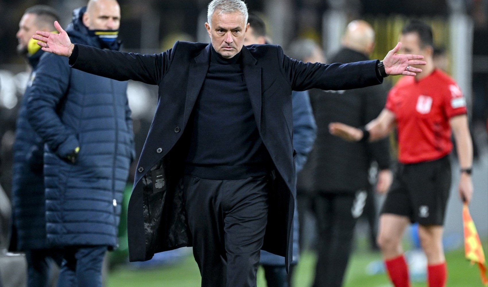 Mourinho'dan skandal hareket: Puan farkı sorulunca çılgına döndü