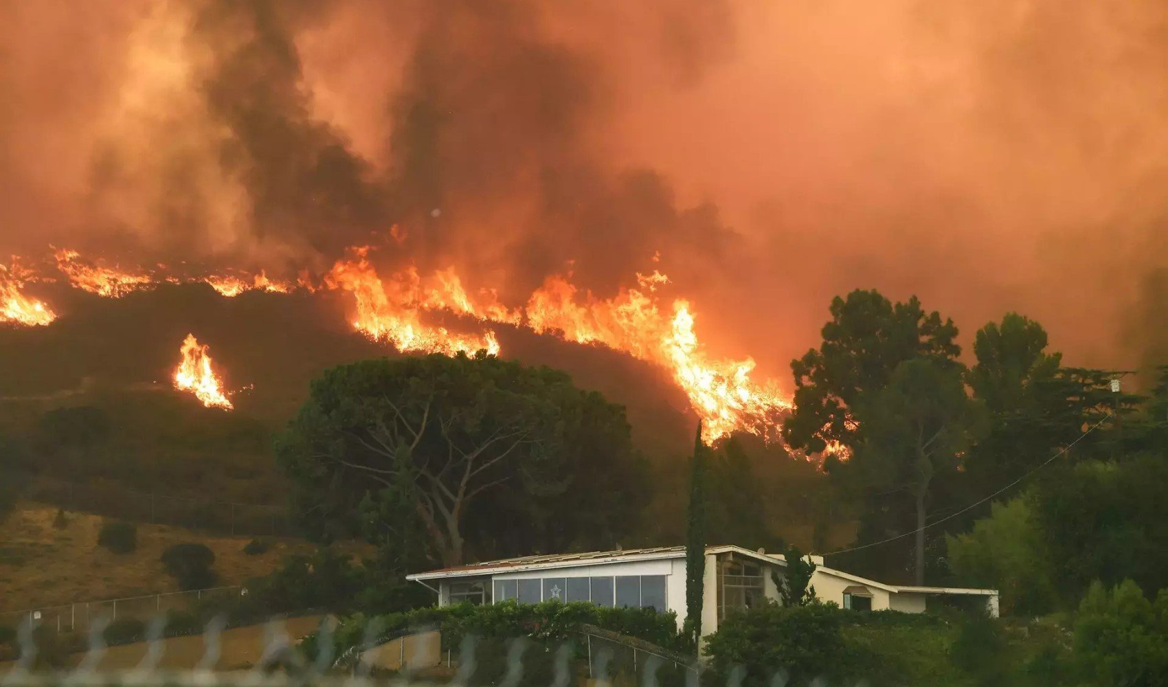 Alevler Los Angeles'ı sardı: Los Angeles yangını neden çıktı? Ne zaman başladı? Neden büyüdü? Los Angeles'ta son durum ne?