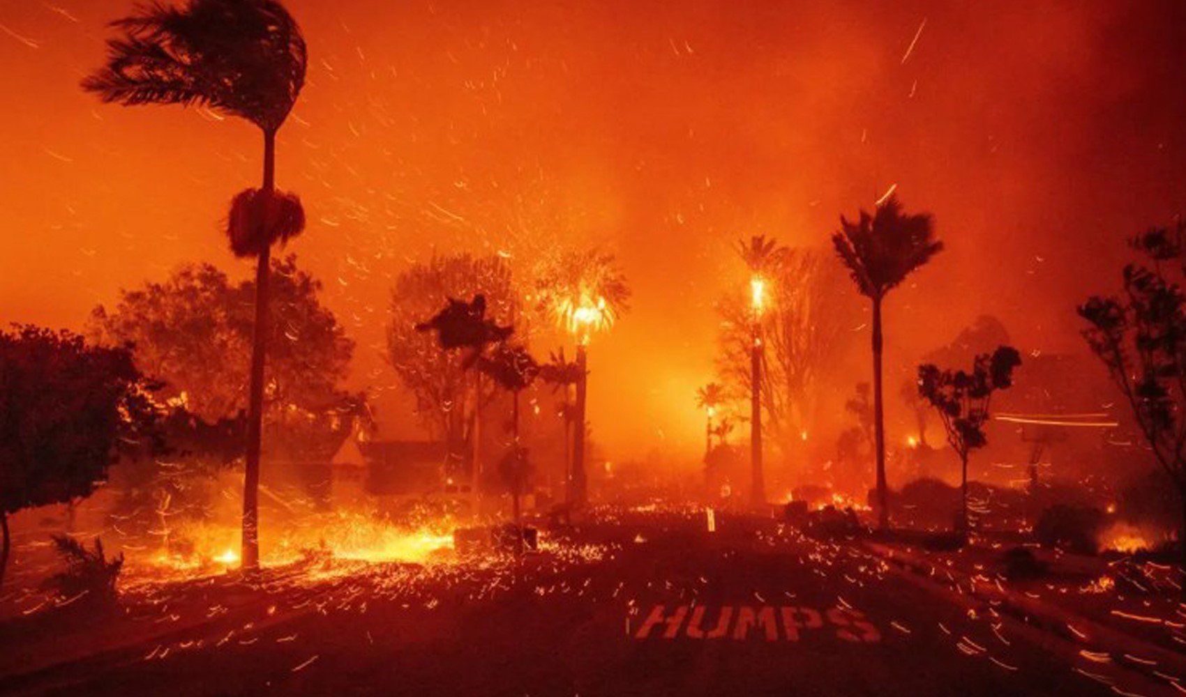 Los Angeles'taki yangın nedeniyle yaklaşık 30 bin kişi tahliye ediliyor