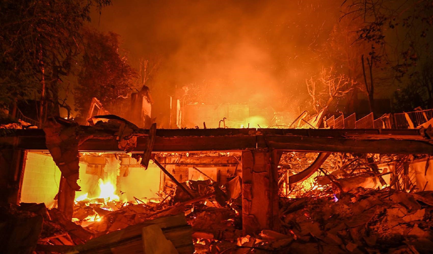 Los Angeles yanıyor! En az 5 kişi hayatını kaybetti, 100 bin kişiye tahliye emri verildi