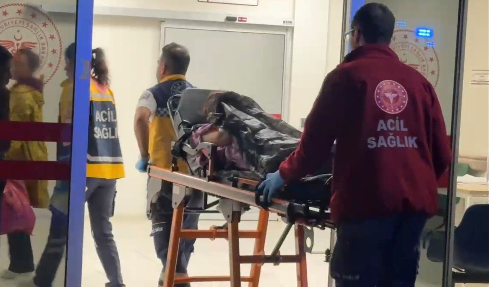 Yenidoğan bebeğini terasa bıraktı