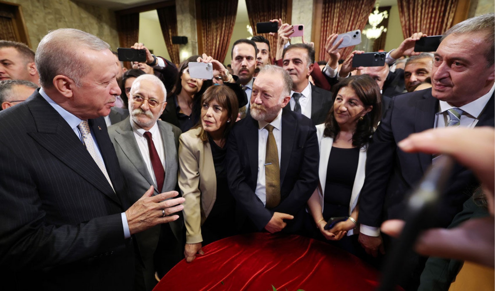 Erdoğan’ın muhalefet liderleriyle görüşmesi Ankara’yı karıştırdı Erdoğan’ın muhalefet liderleriyle görüşmesi Ankara’yı karıştırdı