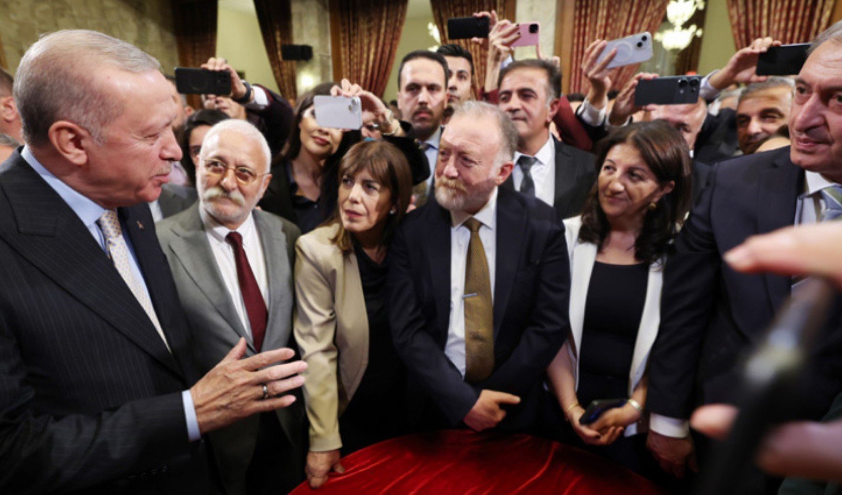Resepsiyondaki o fotoğrafın perde arkasını anlattı: Erdoğan üzgün olduğunu söylemiş!