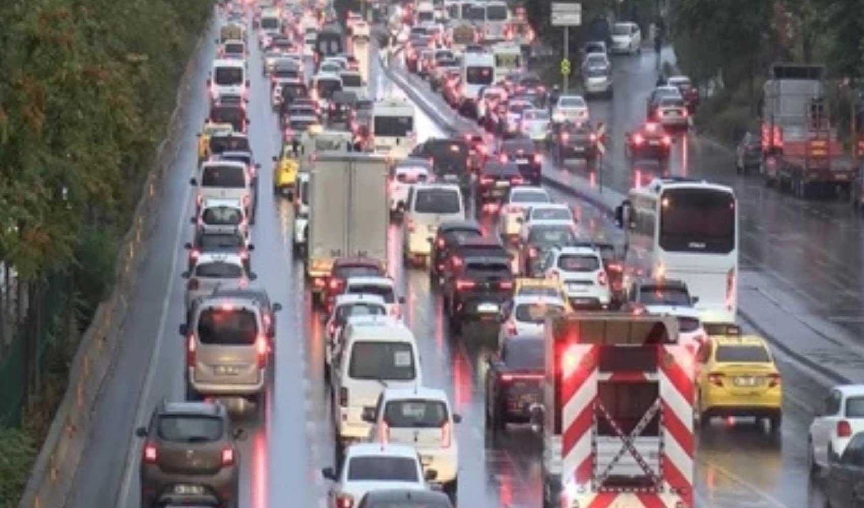 İstanbul'da yağmur trafiği felç etti