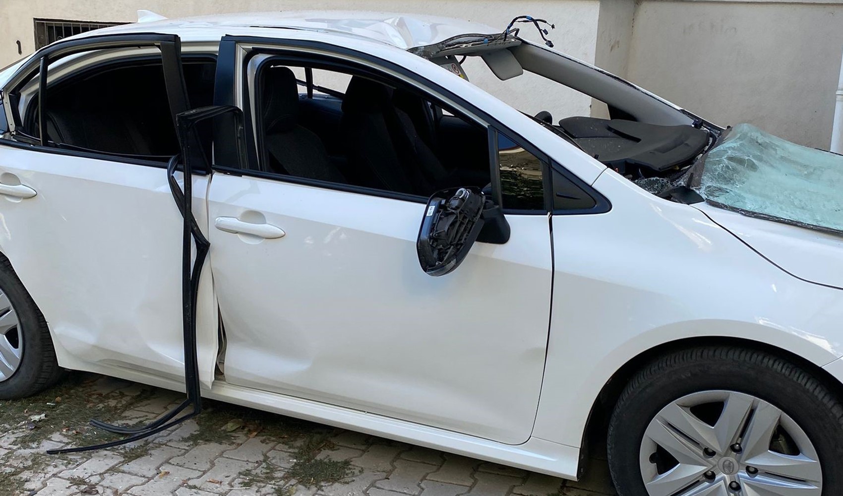 Aracın içinde çakmak gazı tüpü patladı