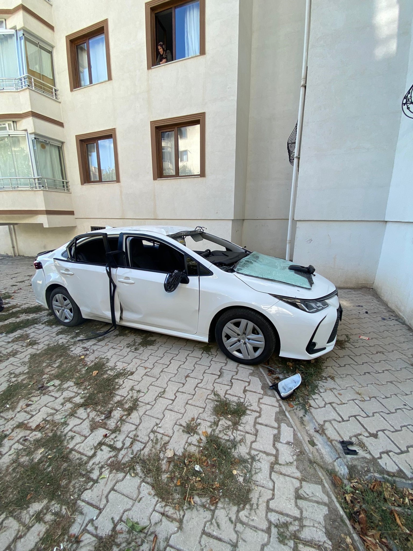 Aracın içinde çakmak gazı tüpü patladı