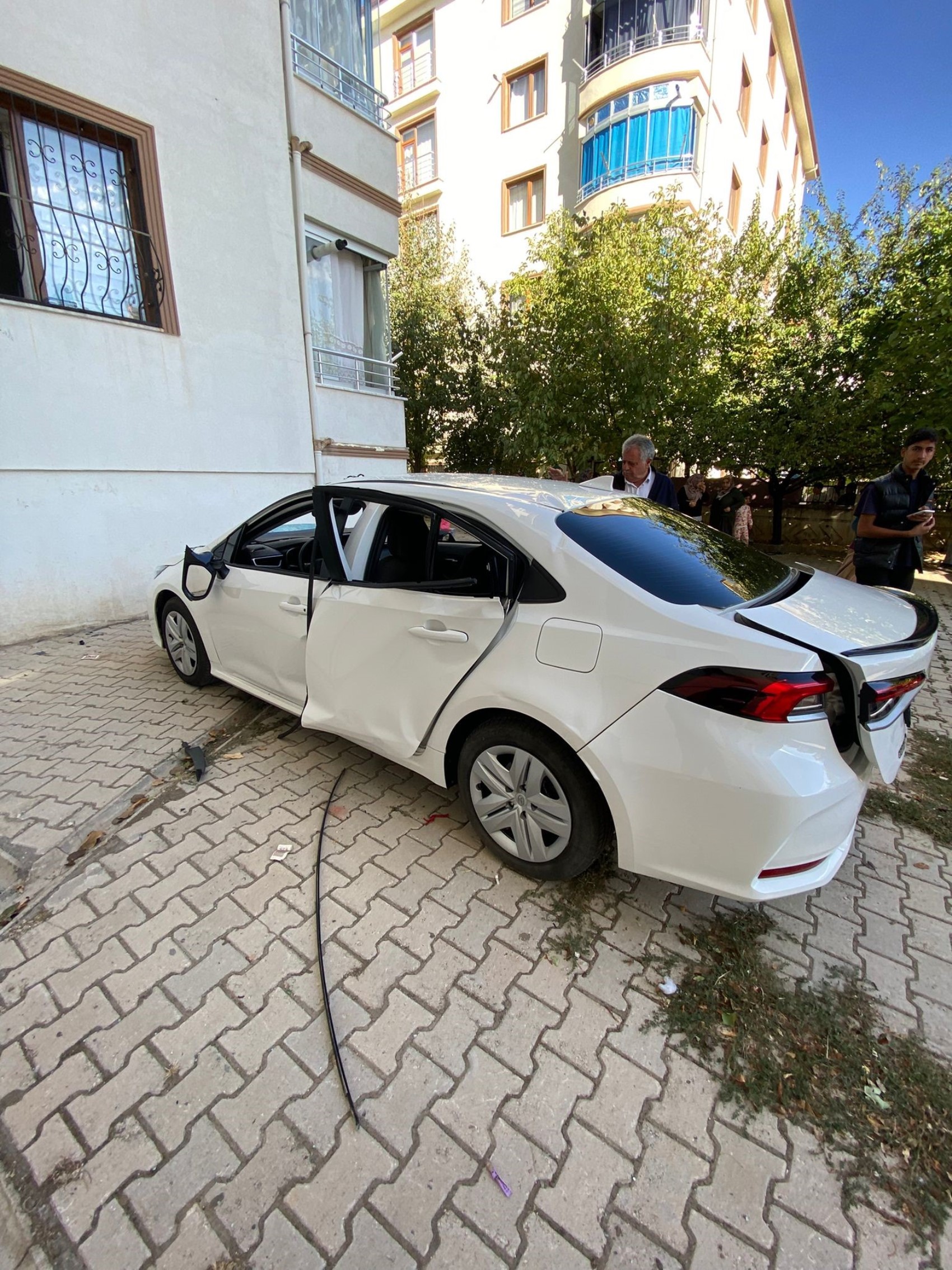 Aracın içinde çakmak gazı tüpü patladı
