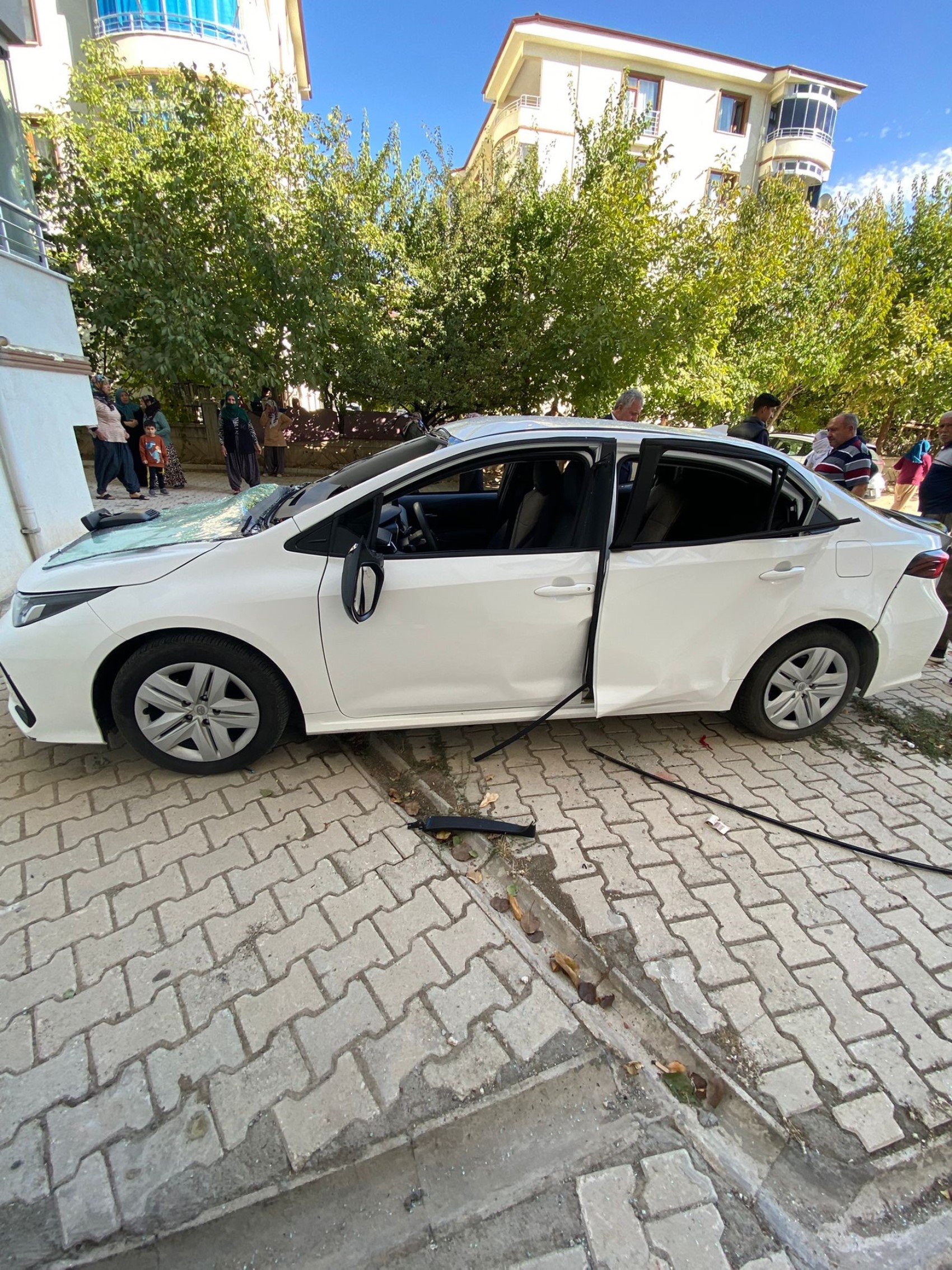Aracın içinde çakmak gazı tüpü patladı