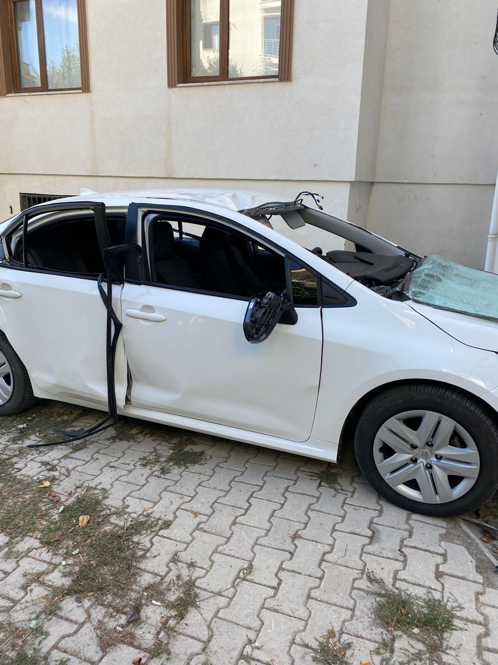 Aracın içinde çakmak gazı tüpü patladı