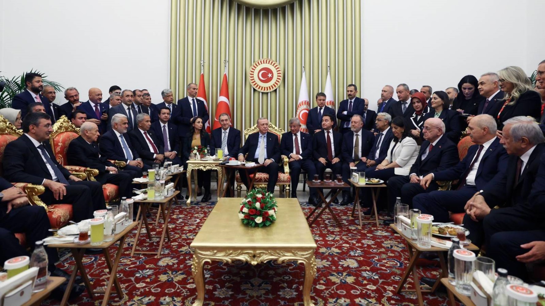Yandaş gazeteciden resepsiyondaki fotoğraf sonrası bomba iddia!