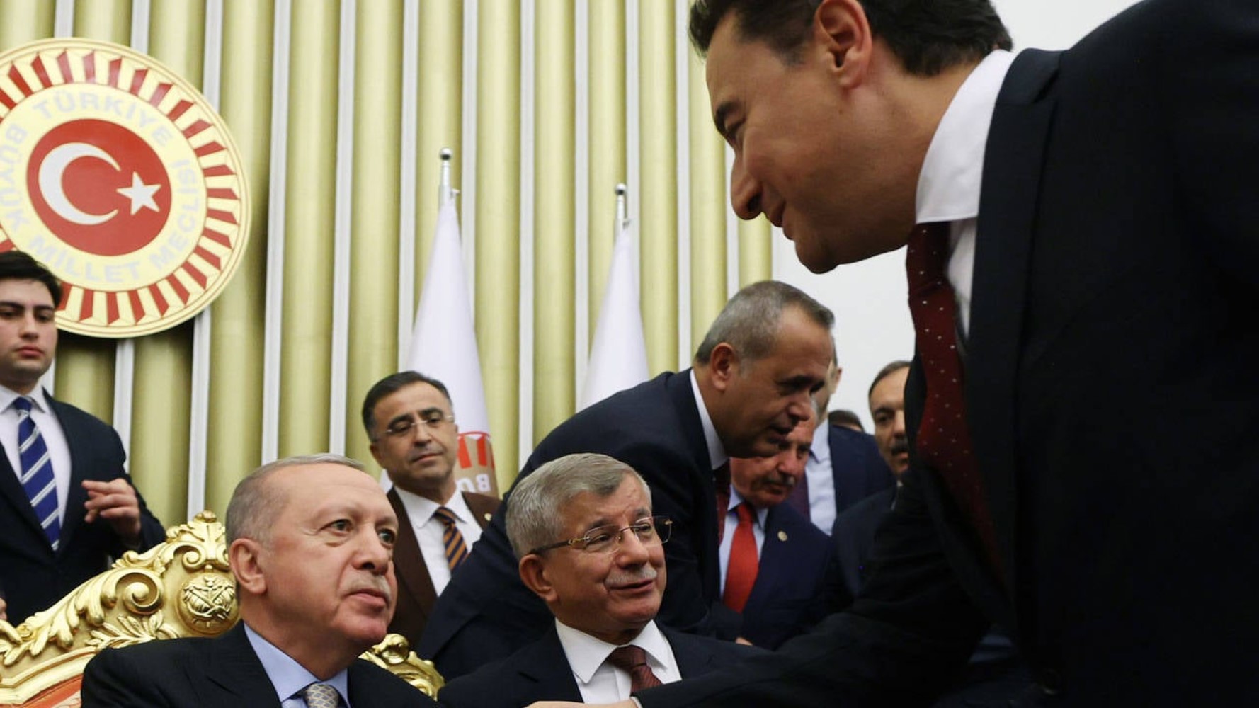 Yandaş gazeteciden resepsiyondaki fotoğraf sonrası bomba iddia!