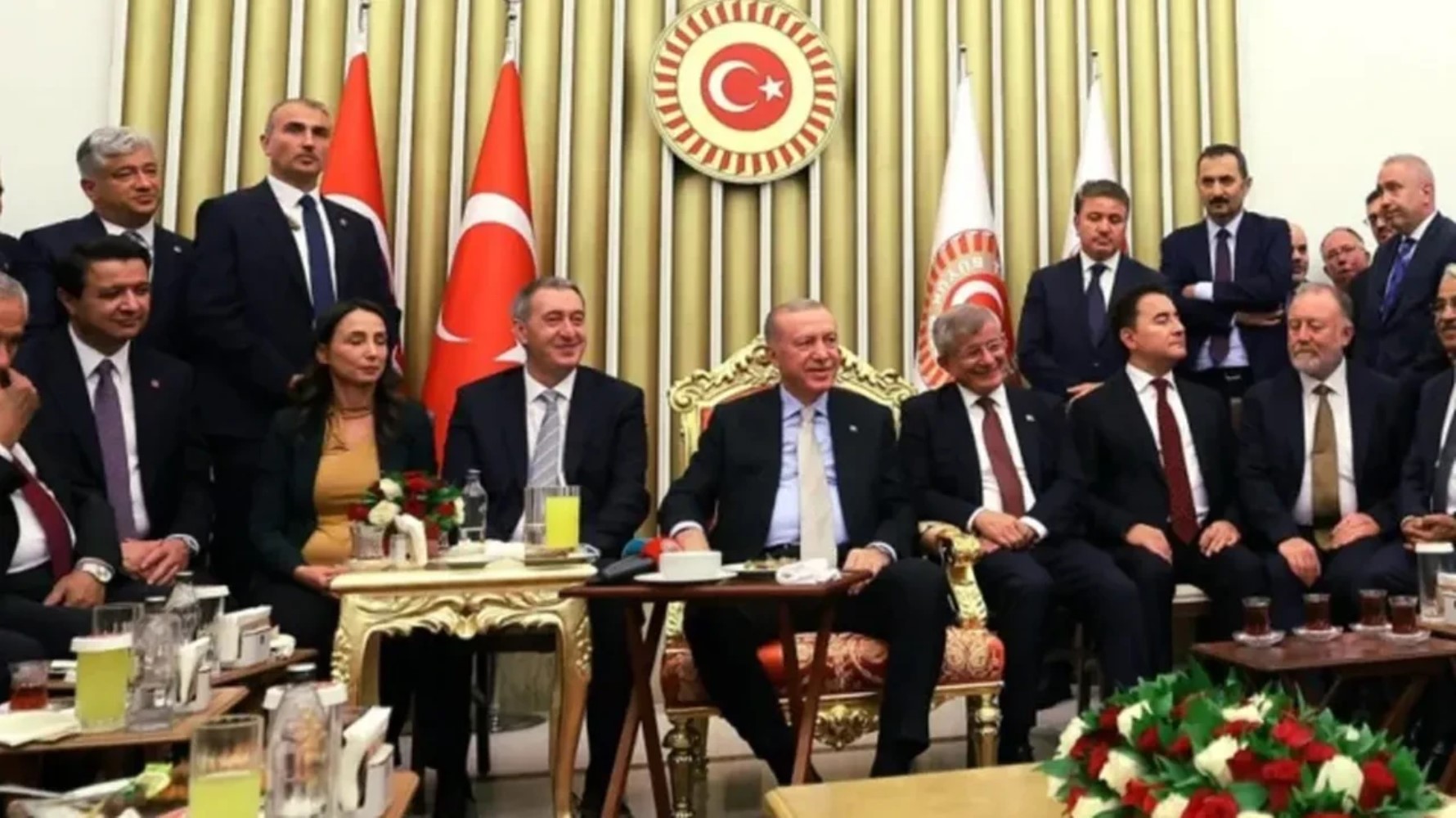 Yandaş gazeteciden resepsiyondaki fotoğraf sonrası bomba iddia!