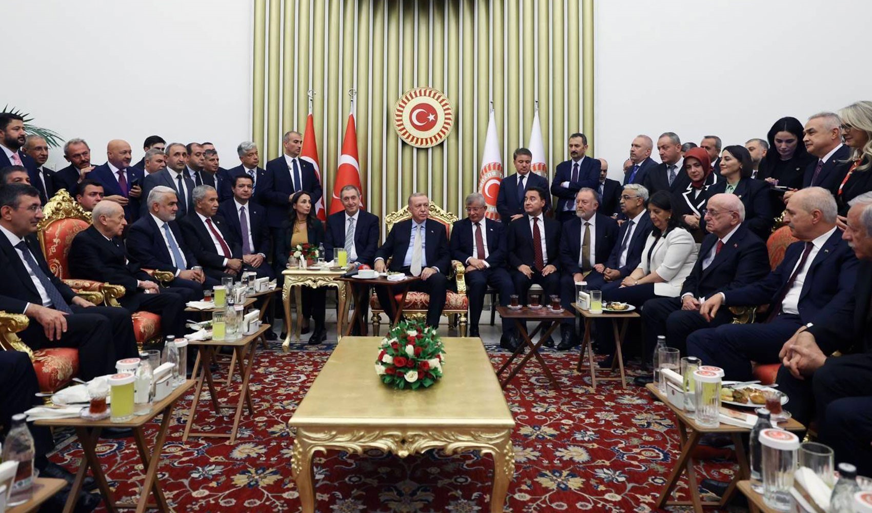 Yandaş gazeteciden resepsiyondaki fotoğraf sonrası bomba iddia! Yandaş gazeteciden resepsiyondaki fotoğraf sonrası bomba iddia!