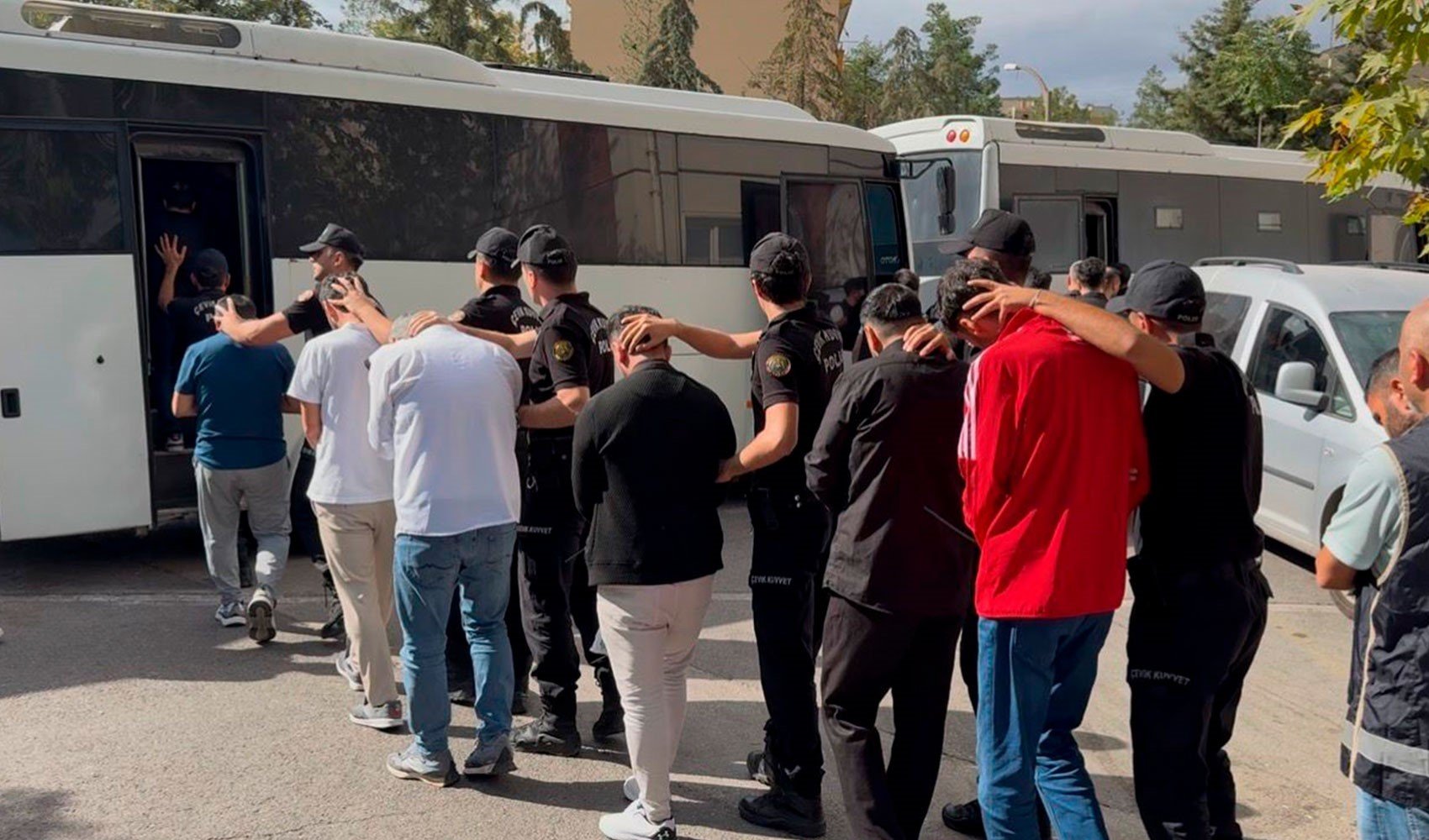 Diyarbakır merkezli 12 ilde silah kaçakçılığı operasyonu