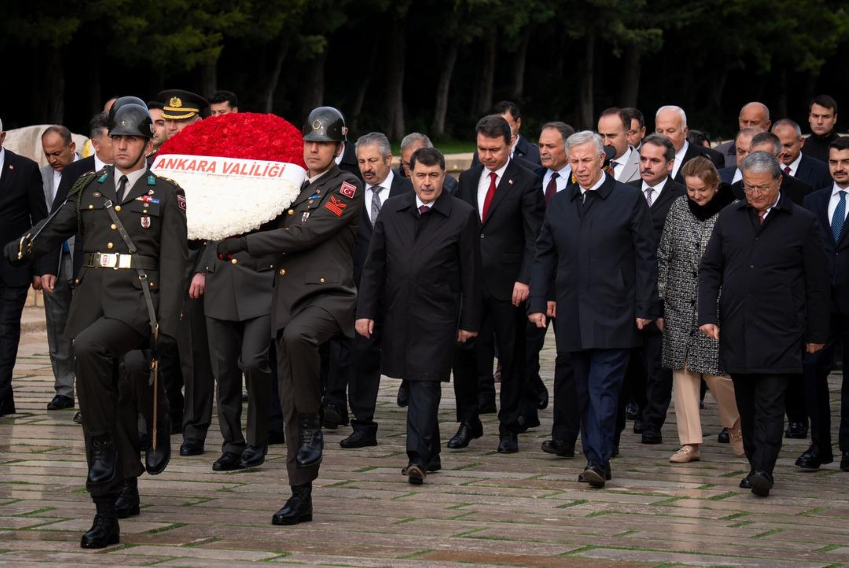 Mansur Yavaş hakkındaki soruşturma izni talebi sonrası Ankara'da dikkat çeken görüntü! Törene birlikte katıldılar...