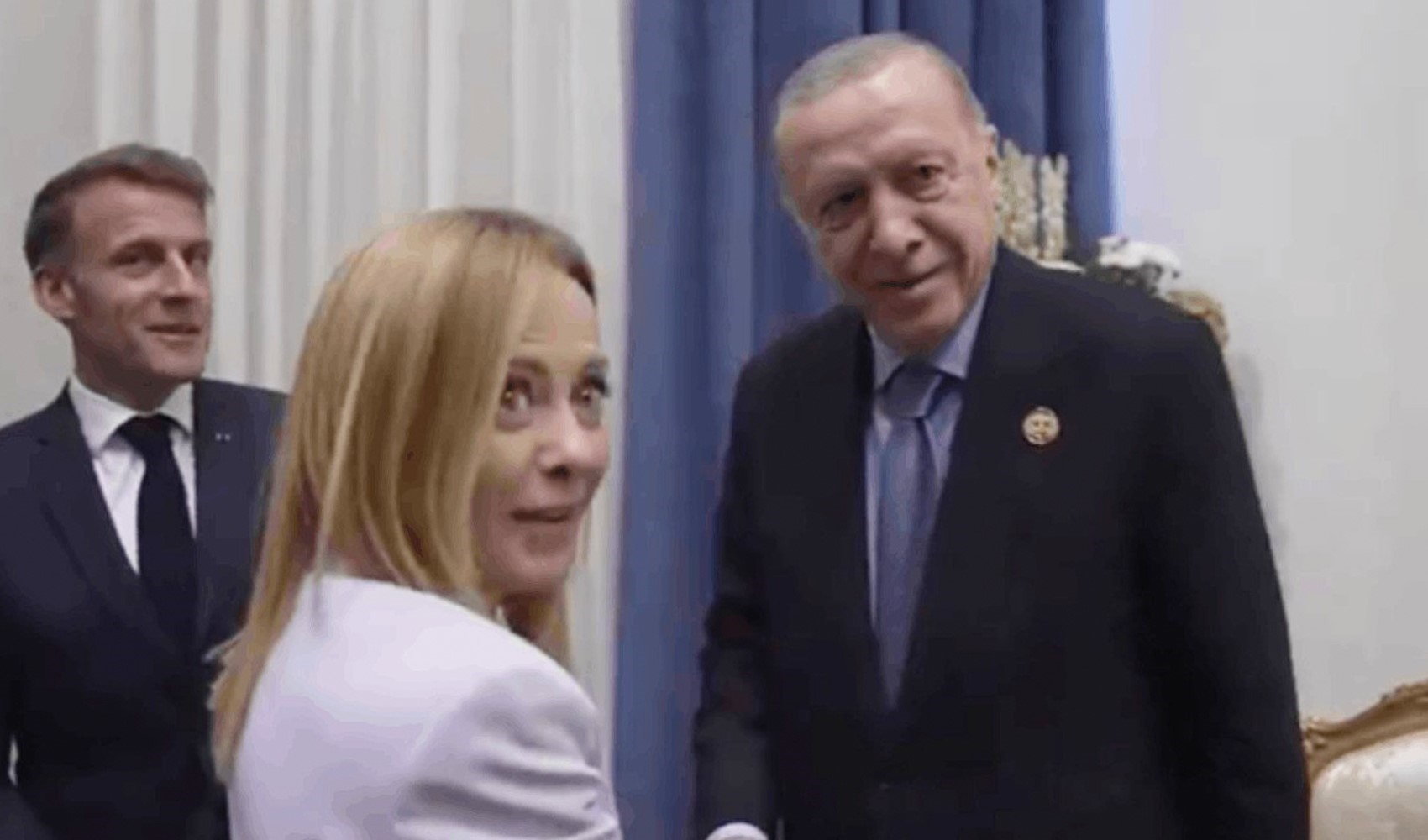 Erdoğan'ın İtalya Başbakanı Meloni'ye sigara uyarısı İtalya basınında Erdoğan'ın İtalya Başbakanı Meloni'ye sigara uyarısı İtalya basınında