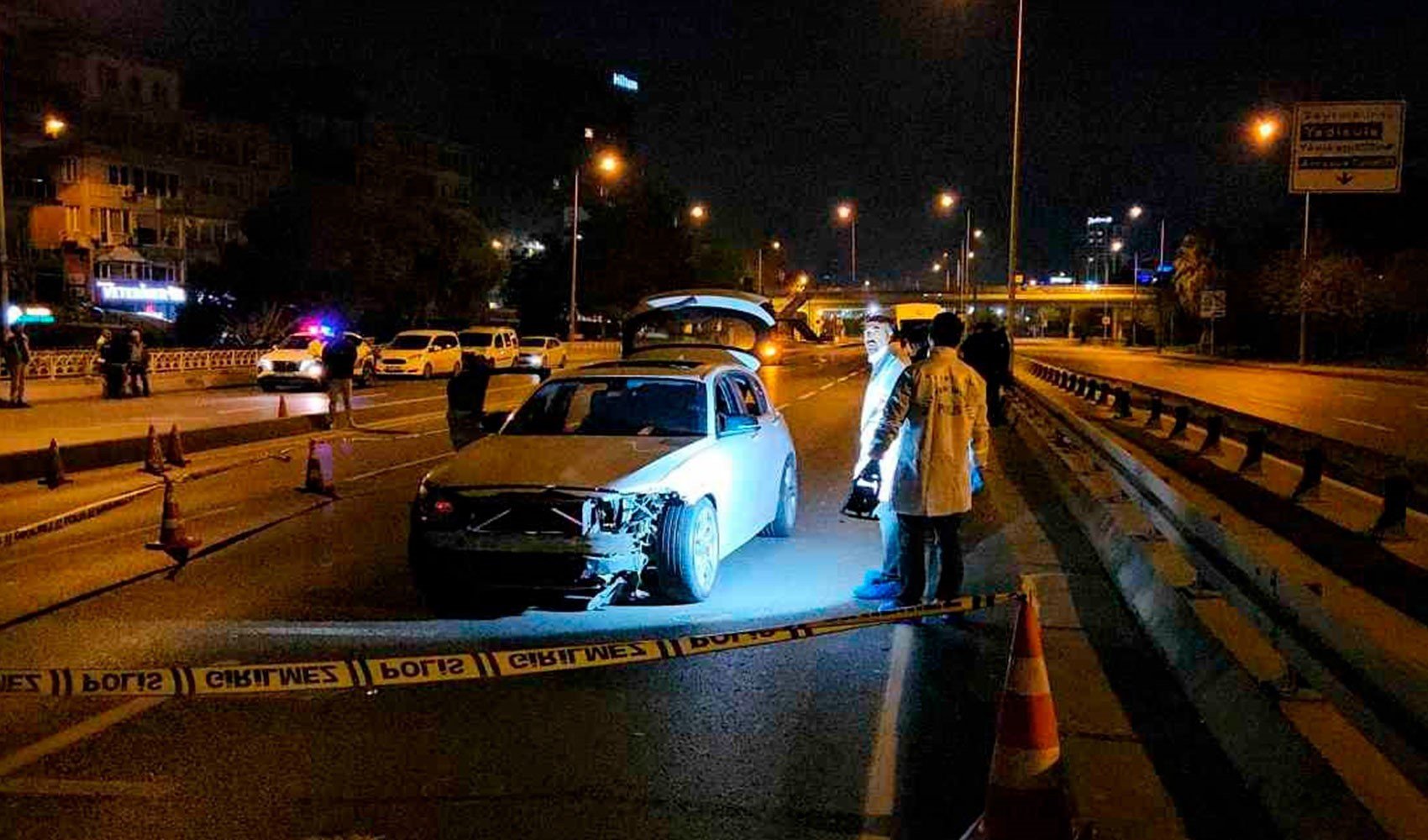 İstanbul Bakırköy'de tehlikeli kovalamaca: 'Dur’ ihtarına uymadı, havaya ateş açıldı, polis aracına çarparak kaçtı