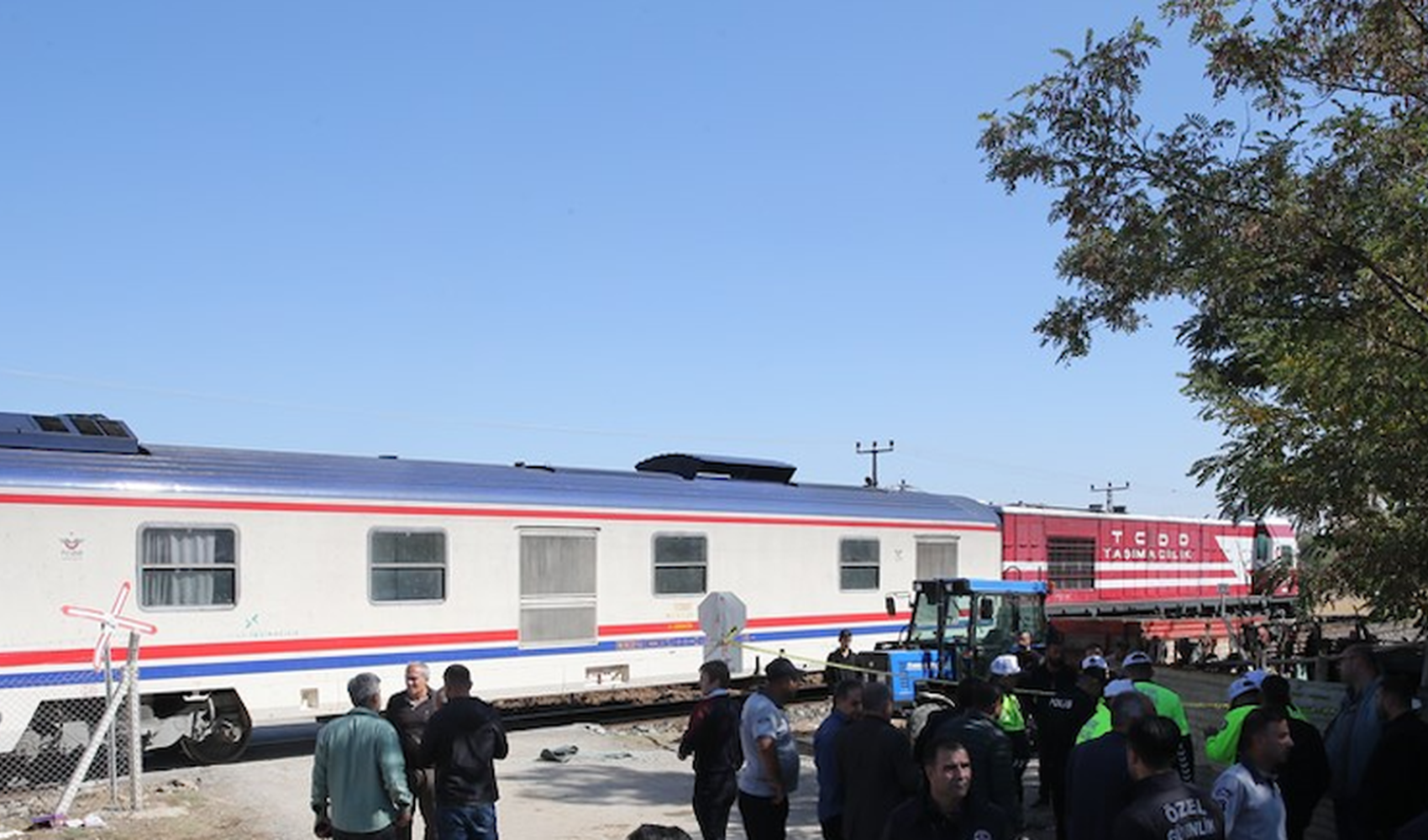 Muş'ta öğrenci servisine tren çarptı
