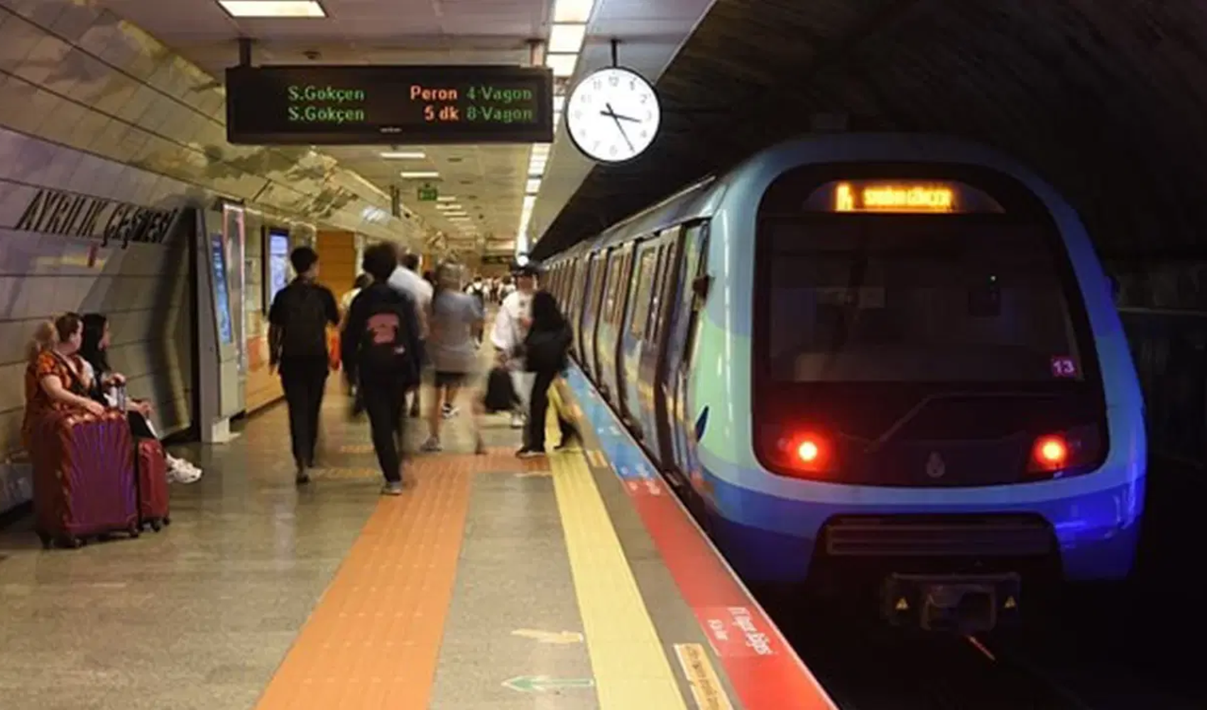 Metro istasyonunda intihar girişimi: M4 Metro Hattı'ndaki seferler aksadı