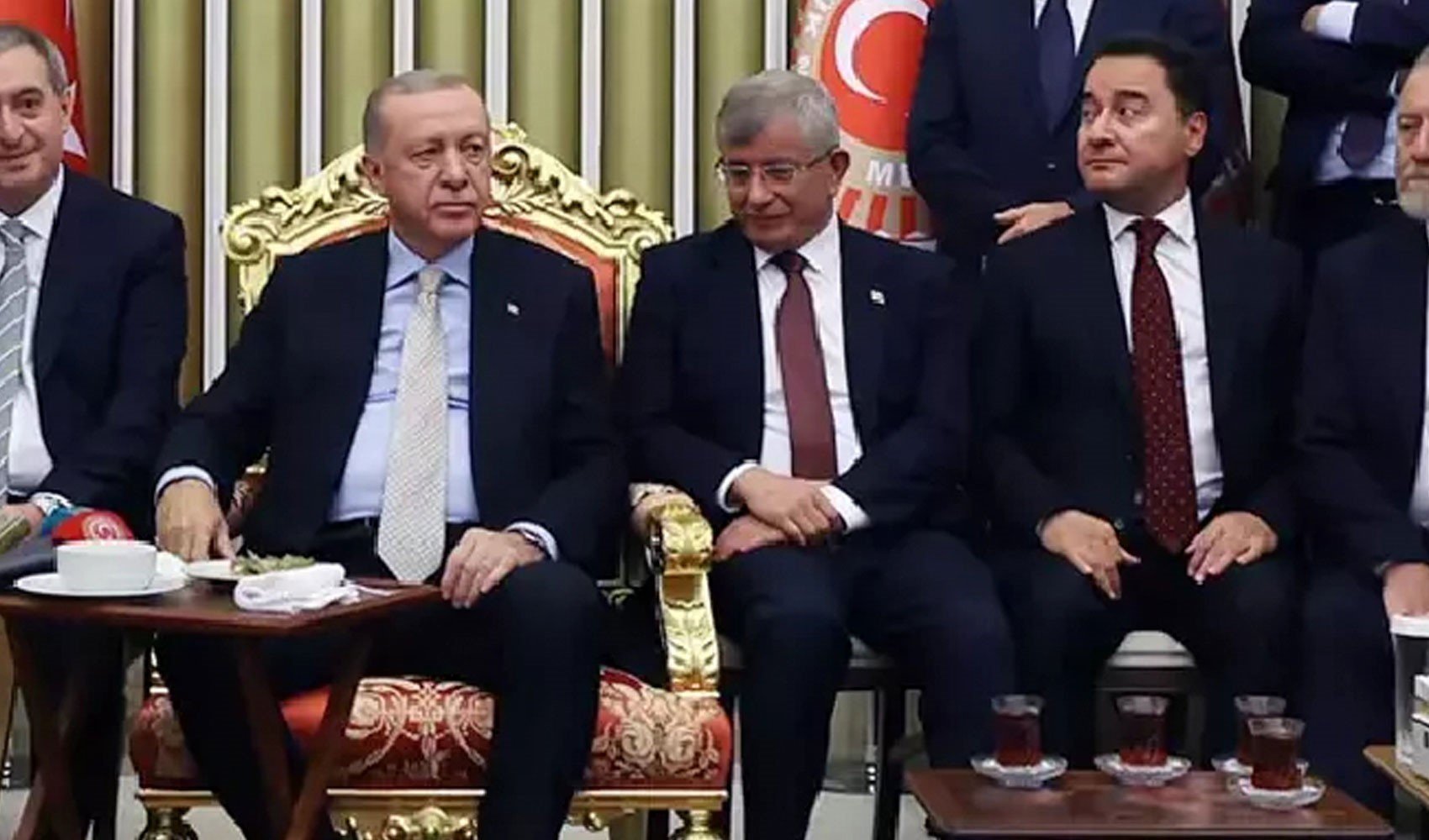 Davutoğlu'nun hedefinde Özgür Özel var! 'Siz Türkiye’de iktidara talipsiniz güya öyle mi?'