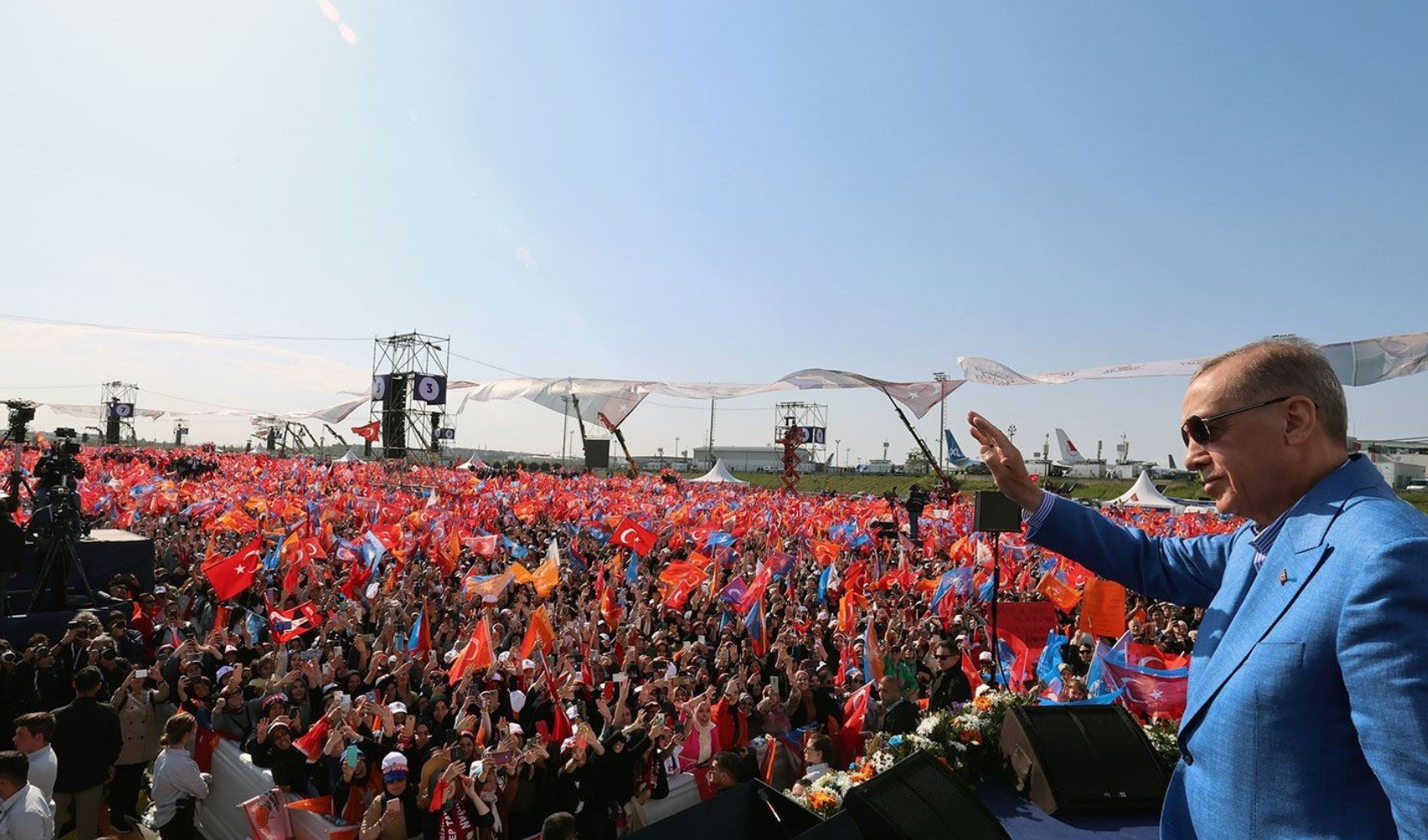 Erdoğan'ın Trabzon mitingi öncesinde belediye otobüslerine bayrak asıldı: Trabzon Belediyesi soruşturma başlattı