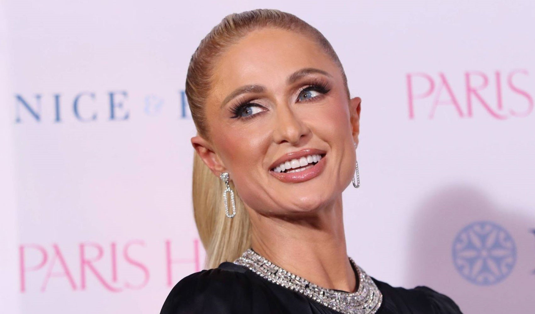 Paris Hilton Türk şarkıcıyı takibe aldı