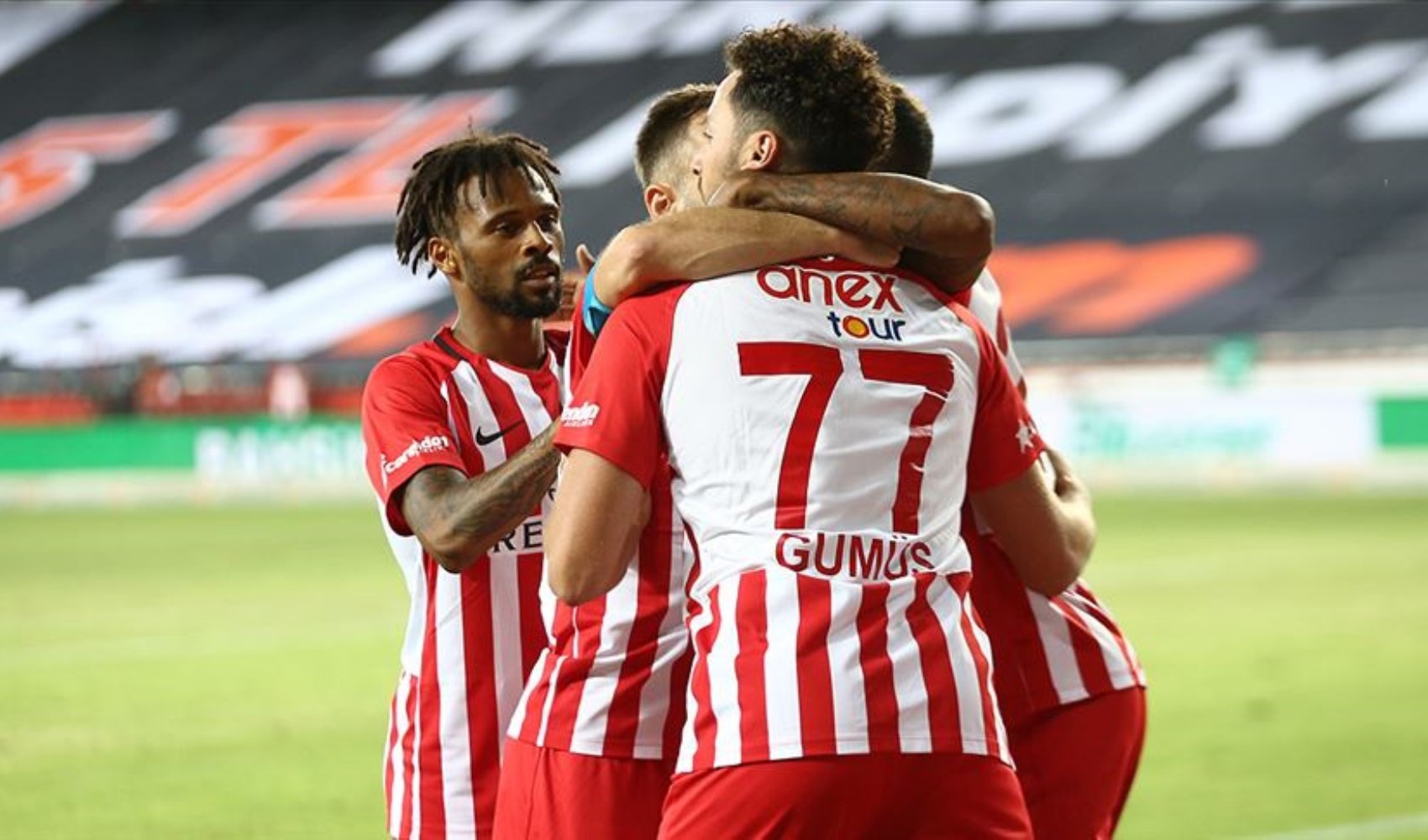 Antalyaspor'dan hakem atamalarıyla ilgili açıklama Antalyaspor'dan hakem atamalarıyla ilgili açıklama