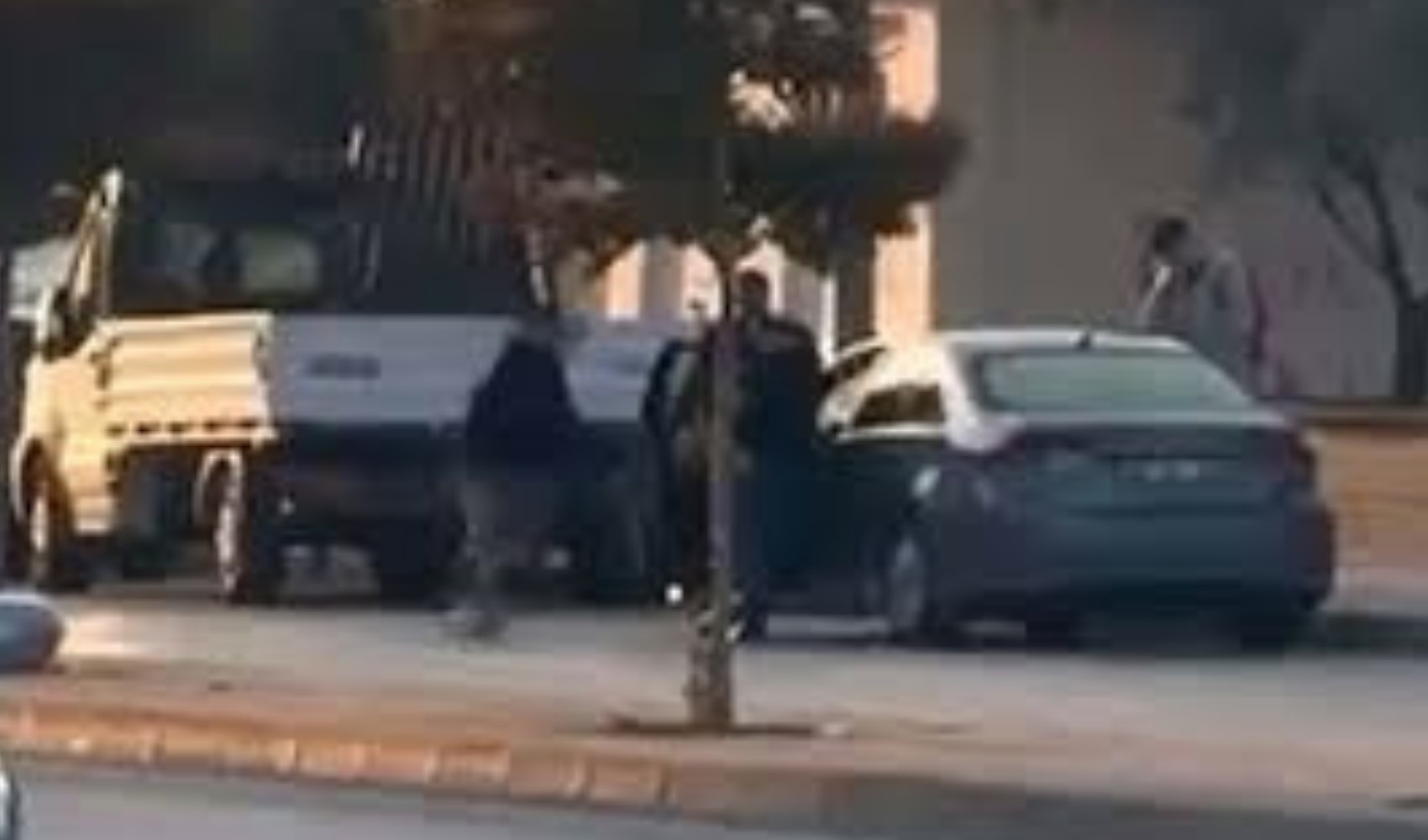 Okul müdürünü çocuklarının önünde vurdu!