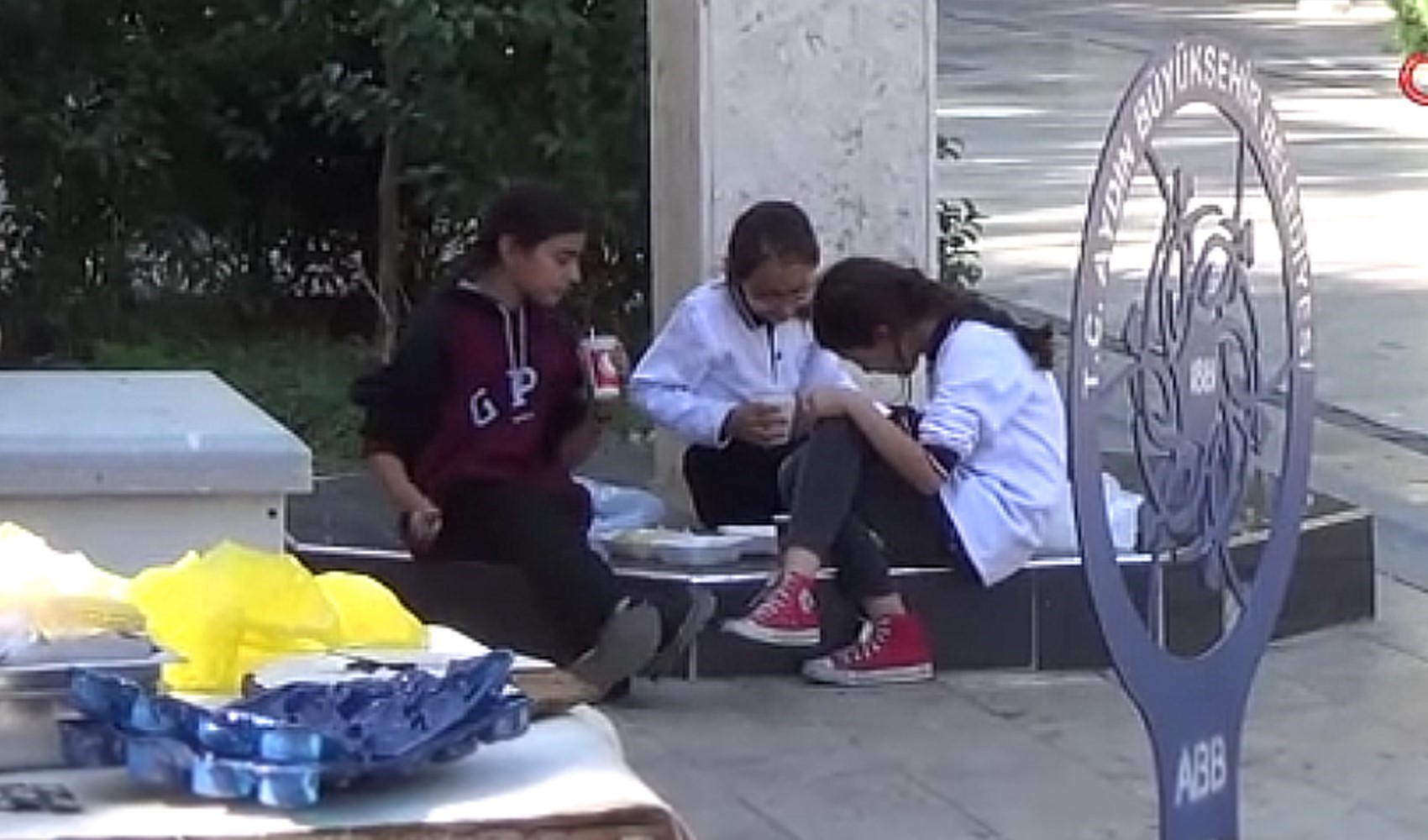 Yemekhaneye alınmayan öğrenciler, sokakta yemek yiyor