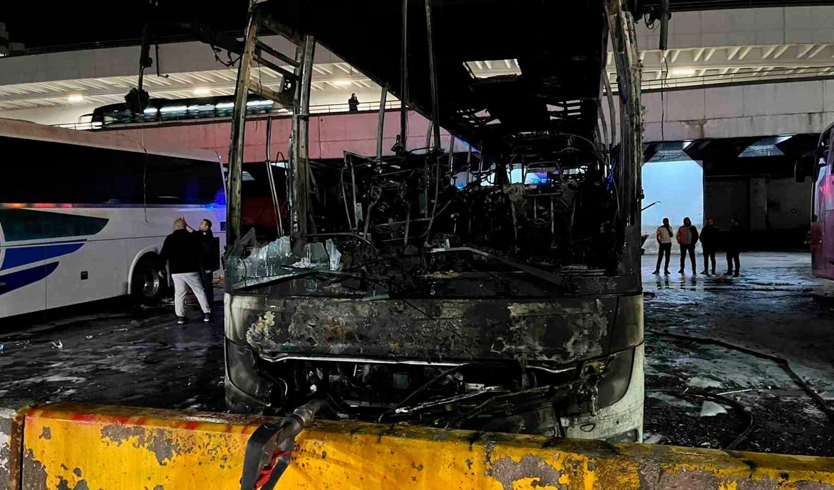 AŞTİ’de yangın paniği: Otobüs kullanılamaz hale geldi