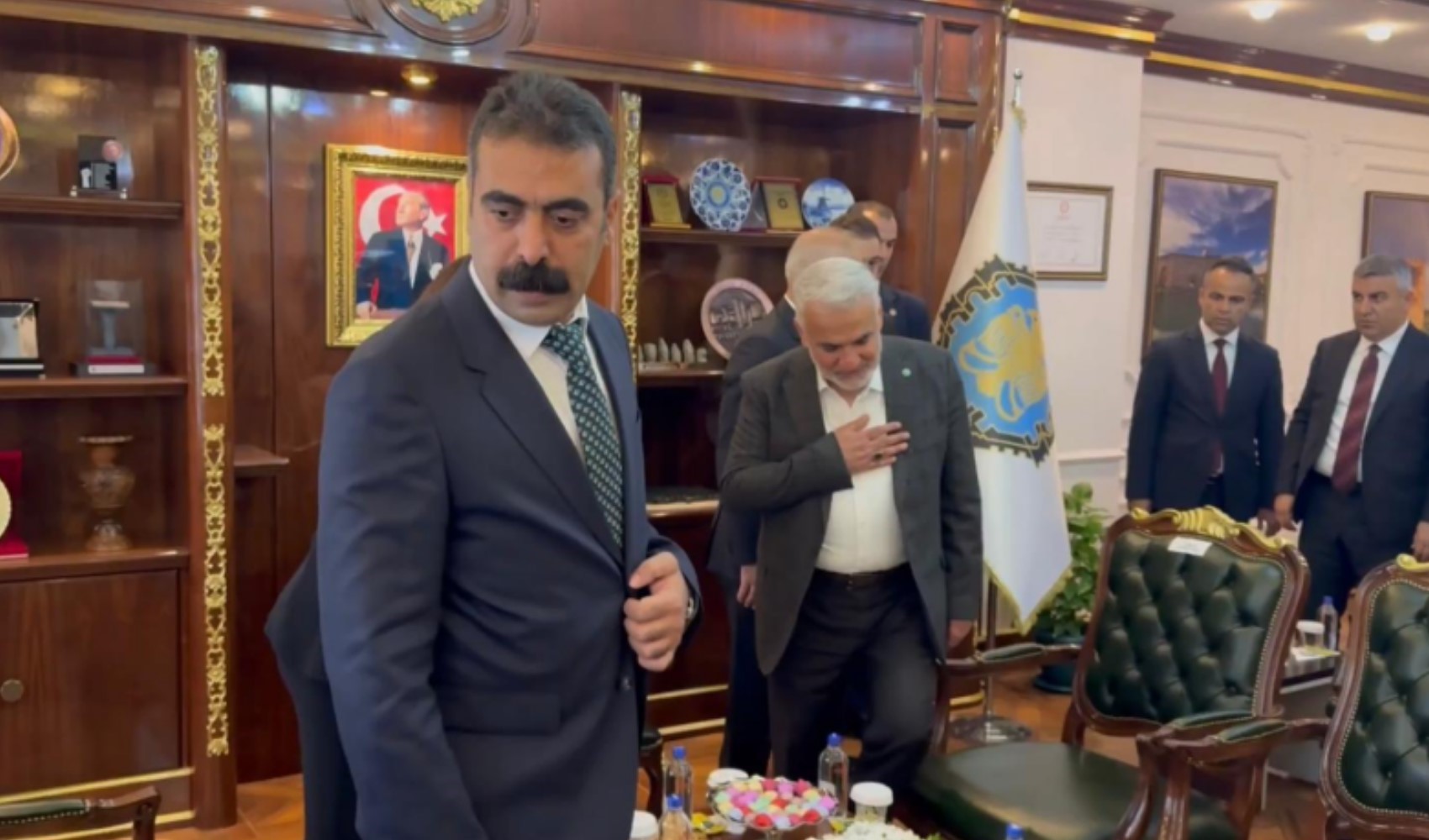 Numan Kurtulmuş'un Diyarbakır ziyaretinde dikkat çeken ayrıntı: DEM Parti ve Hüda- Par arasında tokalaşma krizi
