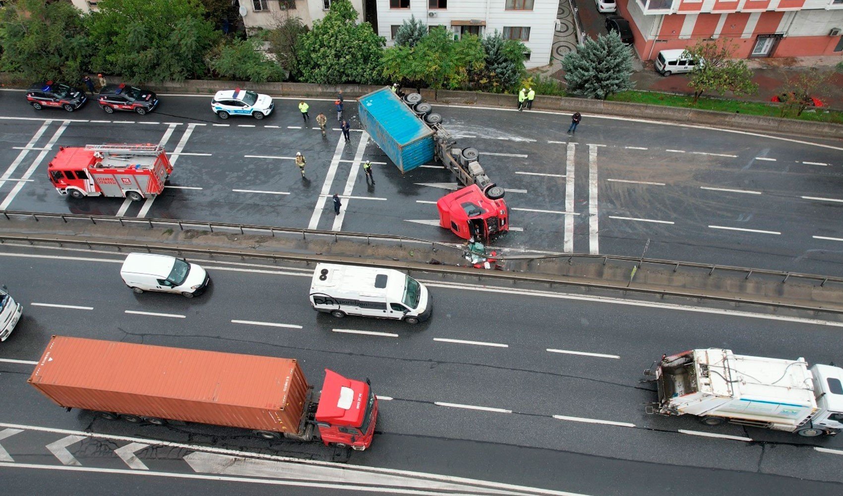 İstanbul Büyükçekmece’de TIR devrildi İstanbul Büyükçekmece’de TIR devrildi