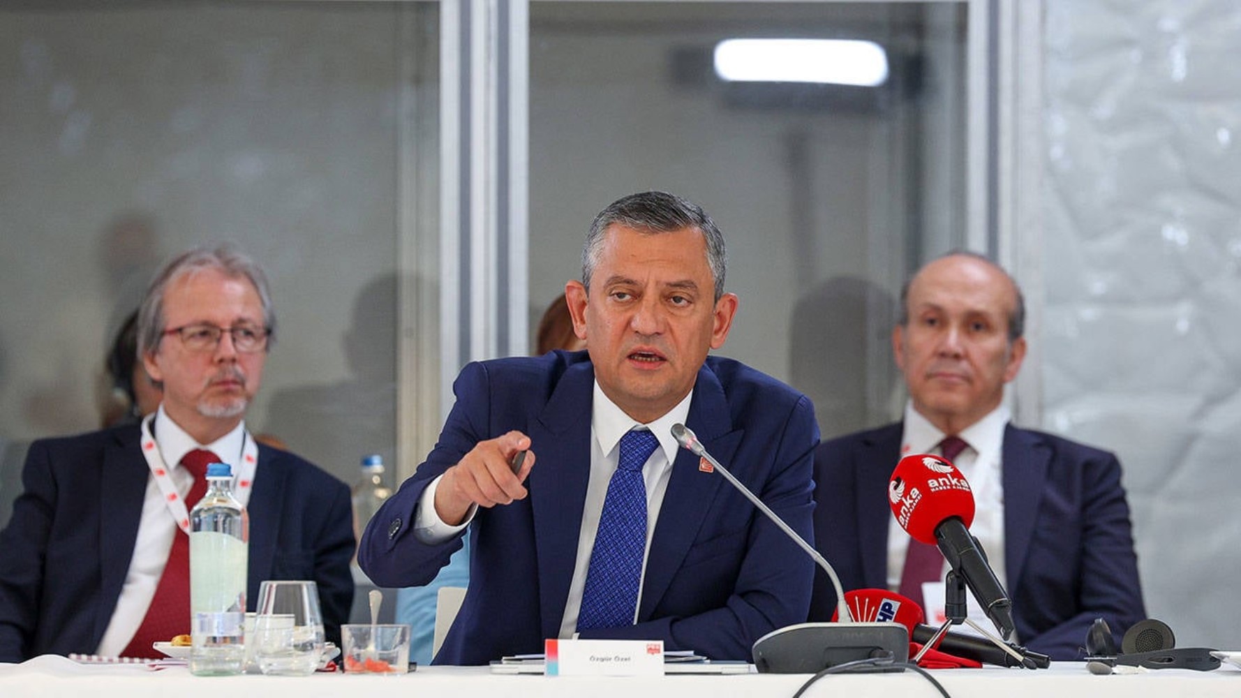 Özgür Özel, Amsterdam'da anket sonuçlarını paylaştı: Avrupalı siyasilere seslendi