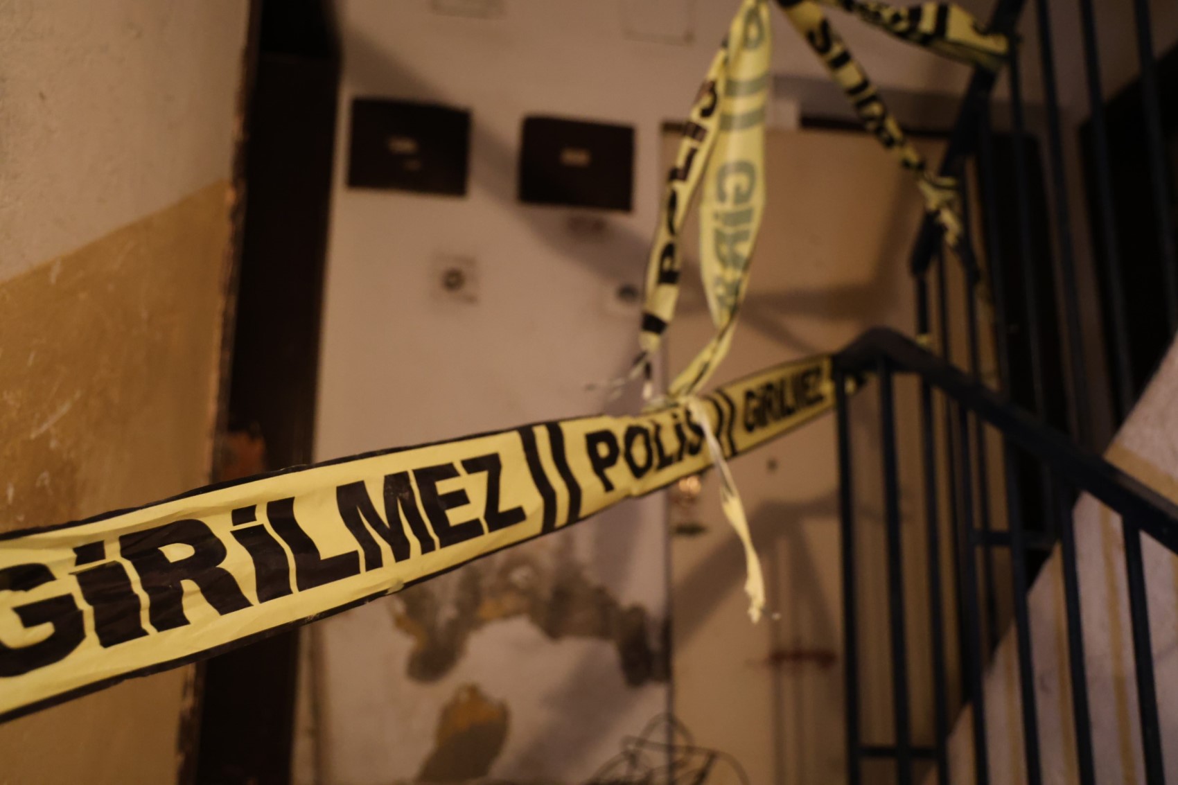 Annesinin cesediyle 1 ay yaşadı