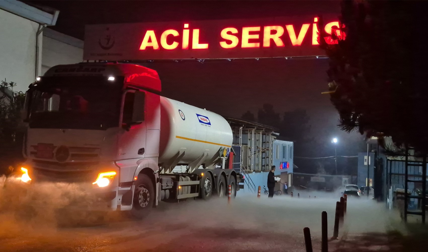 Hastane önünde sızan oksijen paniğe neden oldu