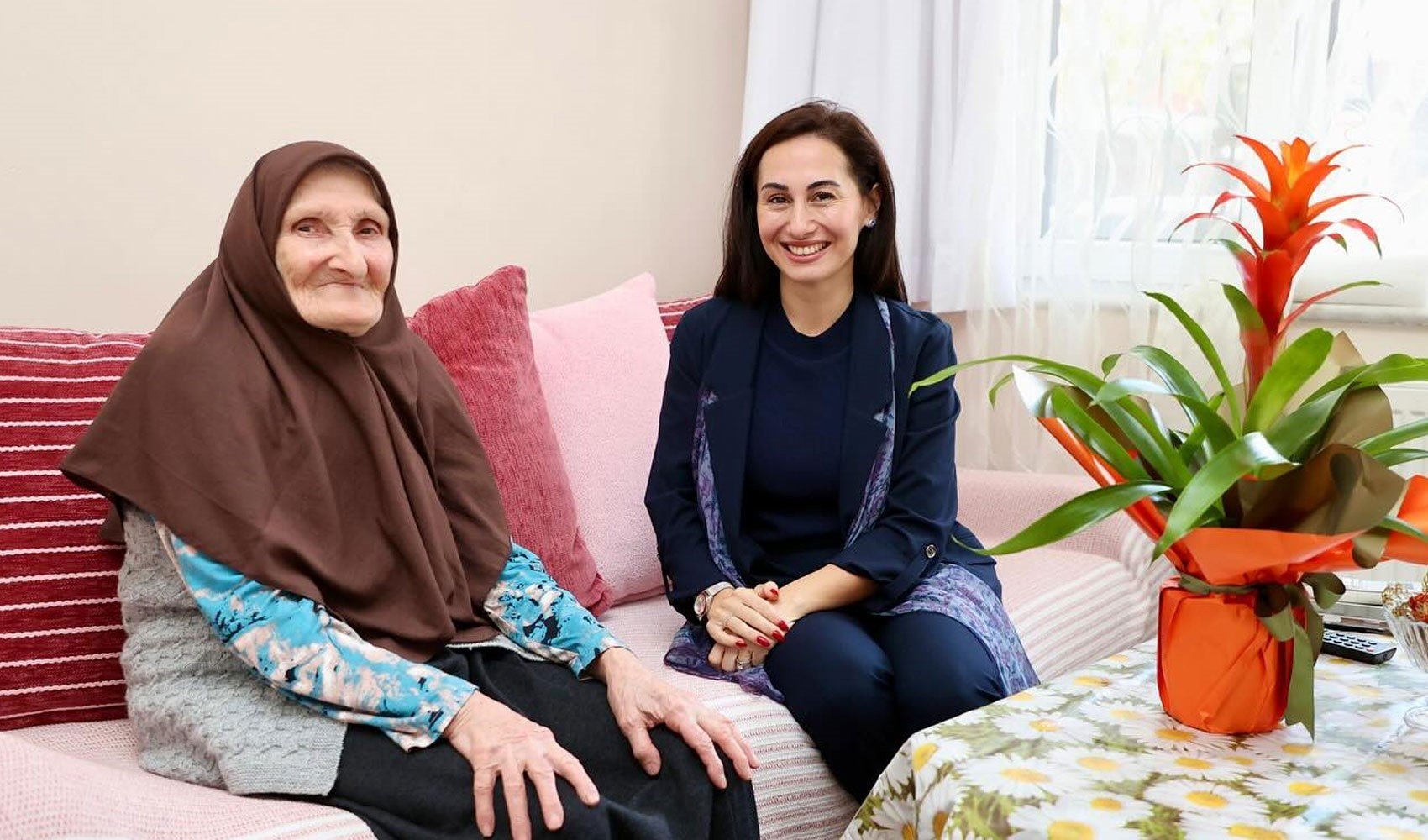 AKP'ye transfer olan Özlem Vural Gürzel, Erdoğan'ın sütannesini ziyaret etti