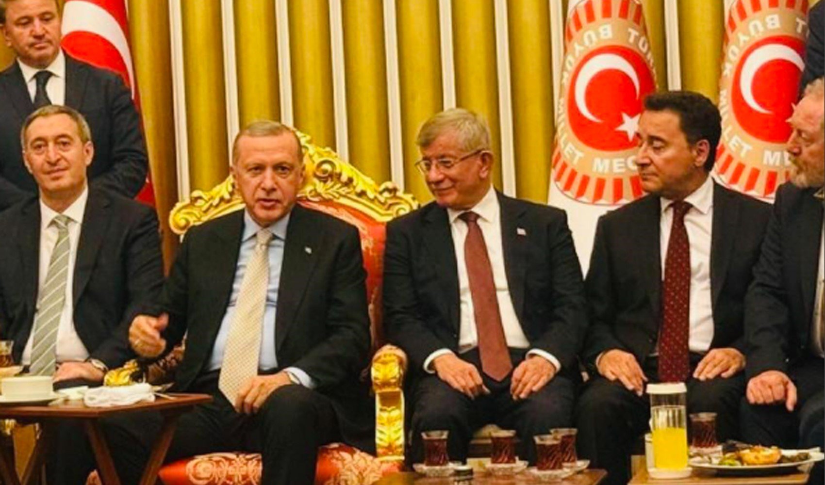 Gelecek Partisi'nden Erdoğan-Davutoğlu fotoğrafına açıklama Gelecek Partisi'nden Erdoğan-Davutoğlu fotoğrafına açıklama