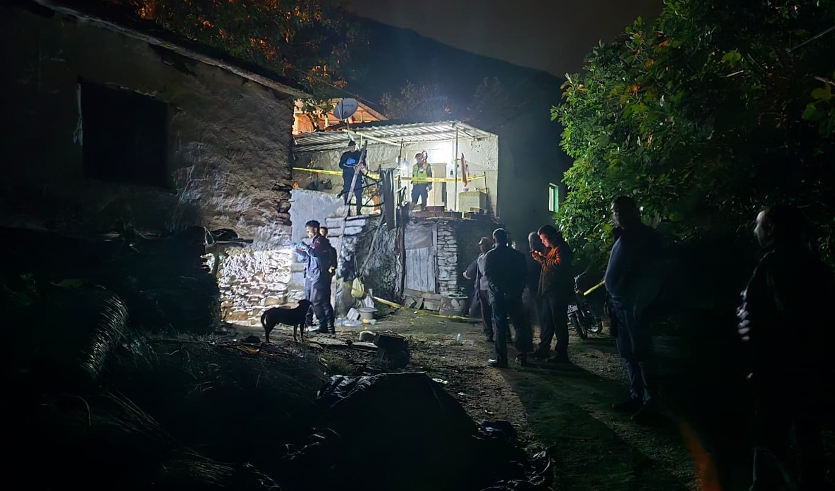 Aile faciası: Oğlunu öldürdü, eşini ağır yaraladı