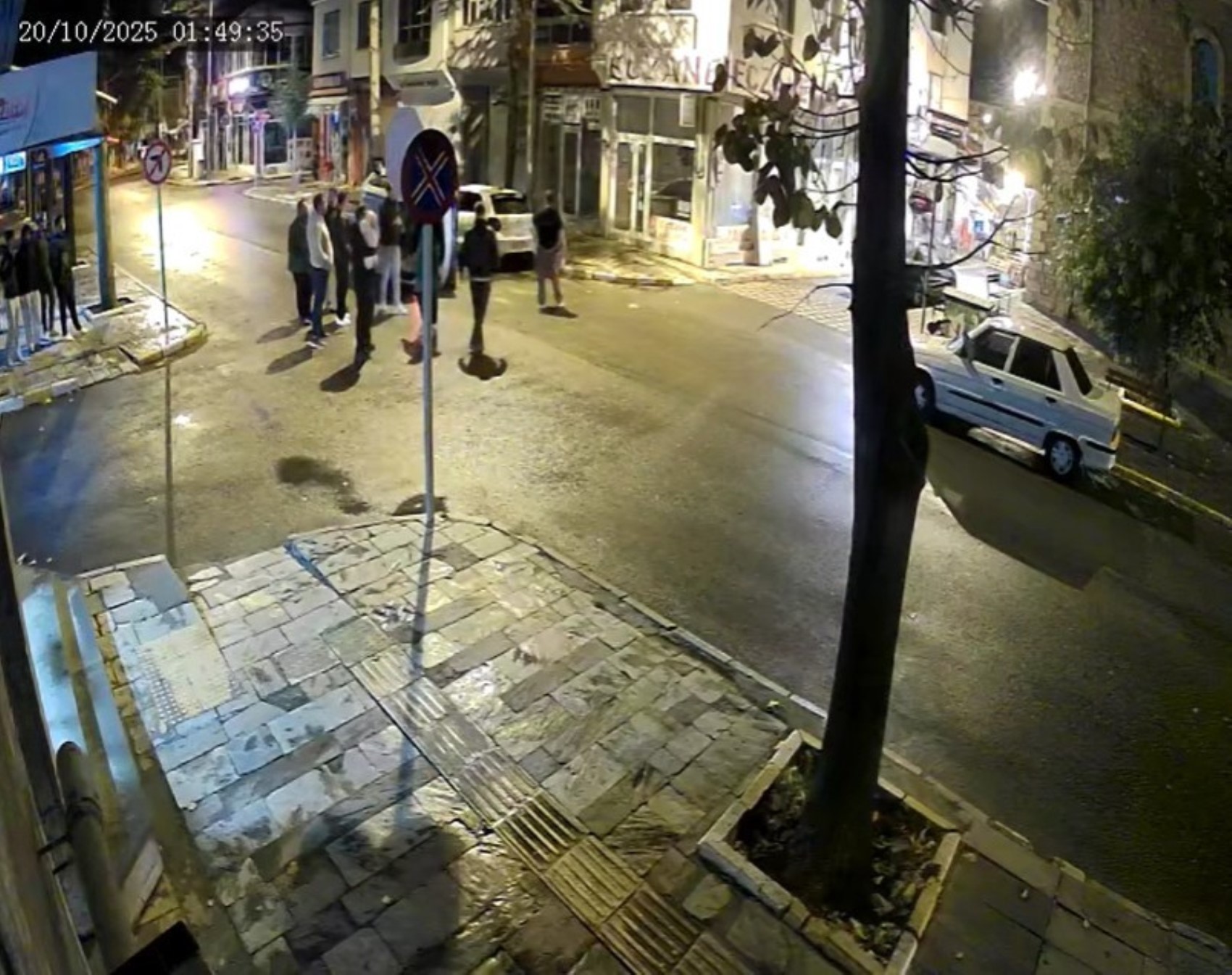 8 aylık bebek camdan, baba ise aracın bagajından çıkartıldı
